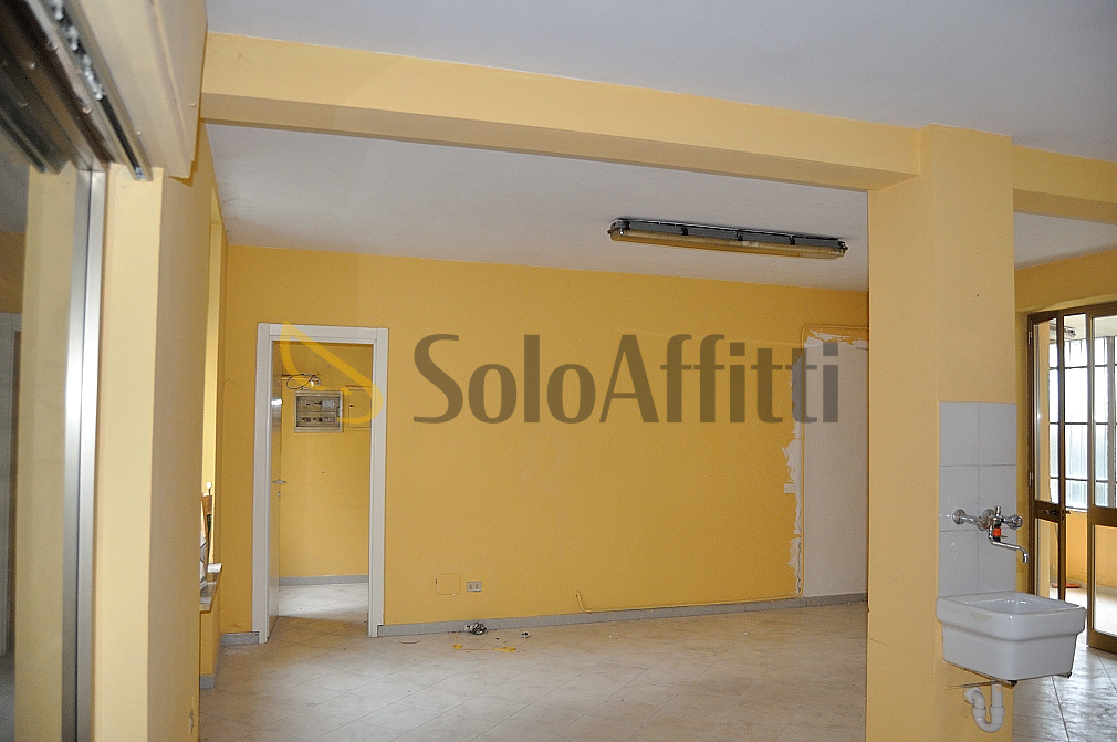 Immagine 2 di Locale commerciale in affitto  in Via Fratelli Rosselli 7 a Settimo Torinese