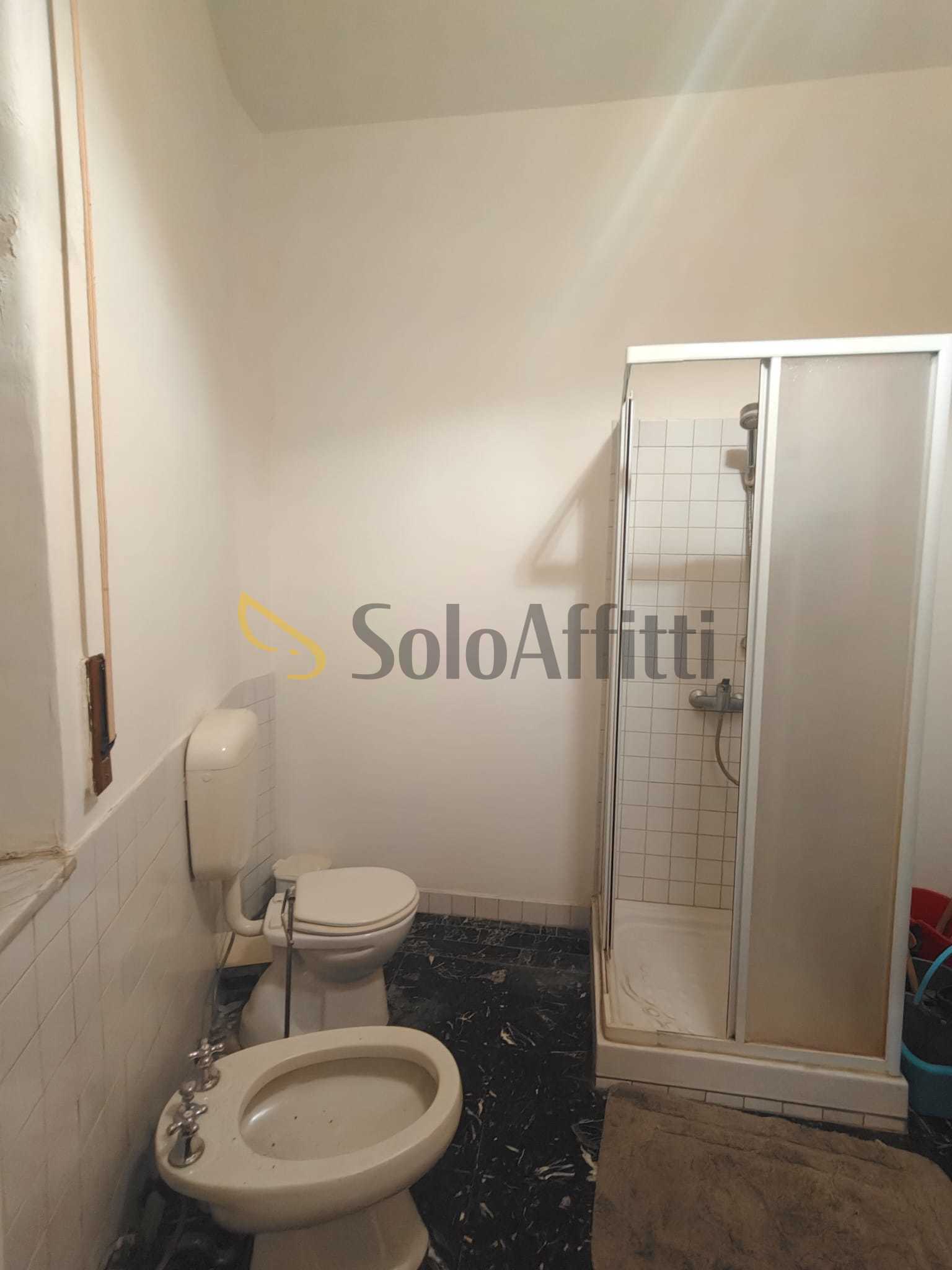 Immagine 8 di Stanza singola in affitto  a Catania