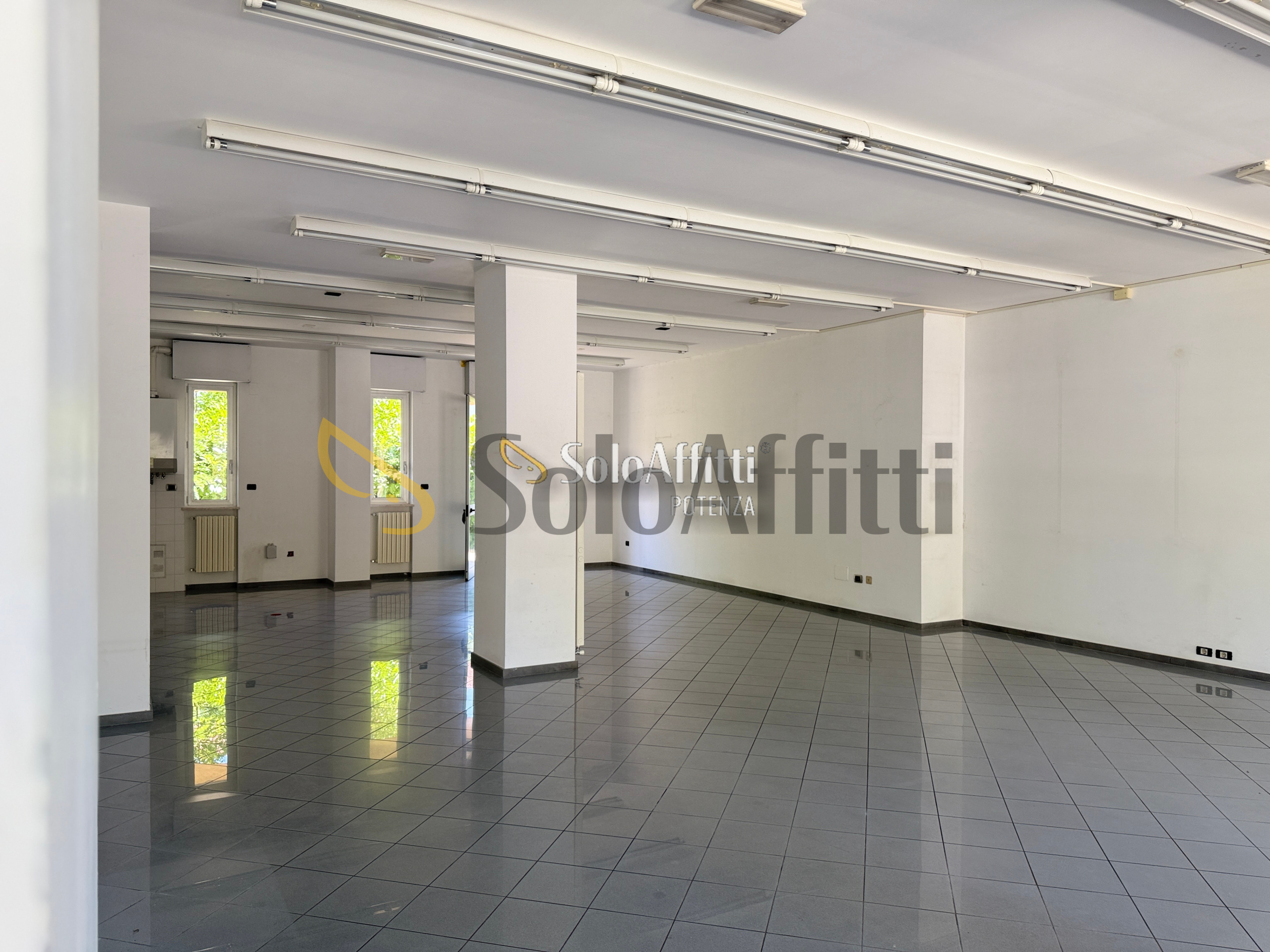 Immagine 10 di Locale commerciale in affitto  in Via Parigi 44, 46 a Potenza