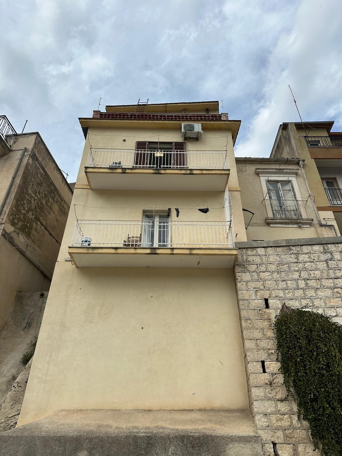 Immagine 11 di Porzione di casa in vendita  in VIA SBALZO a Modica
