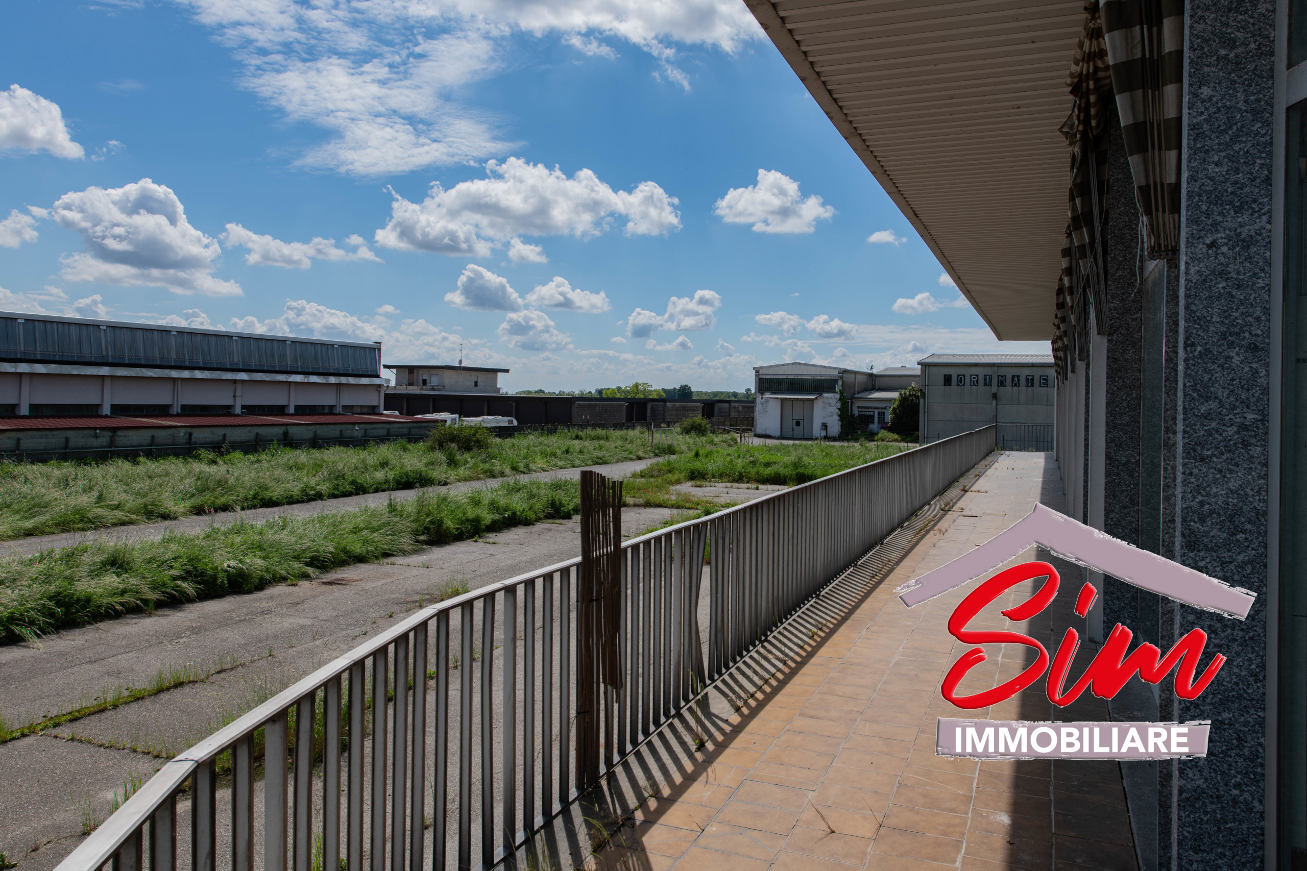 Immagine 4 di Locale commerciale in vendita  in Strada statale 229 del Lago d'Ortatrada provincial sn a Caltignaga