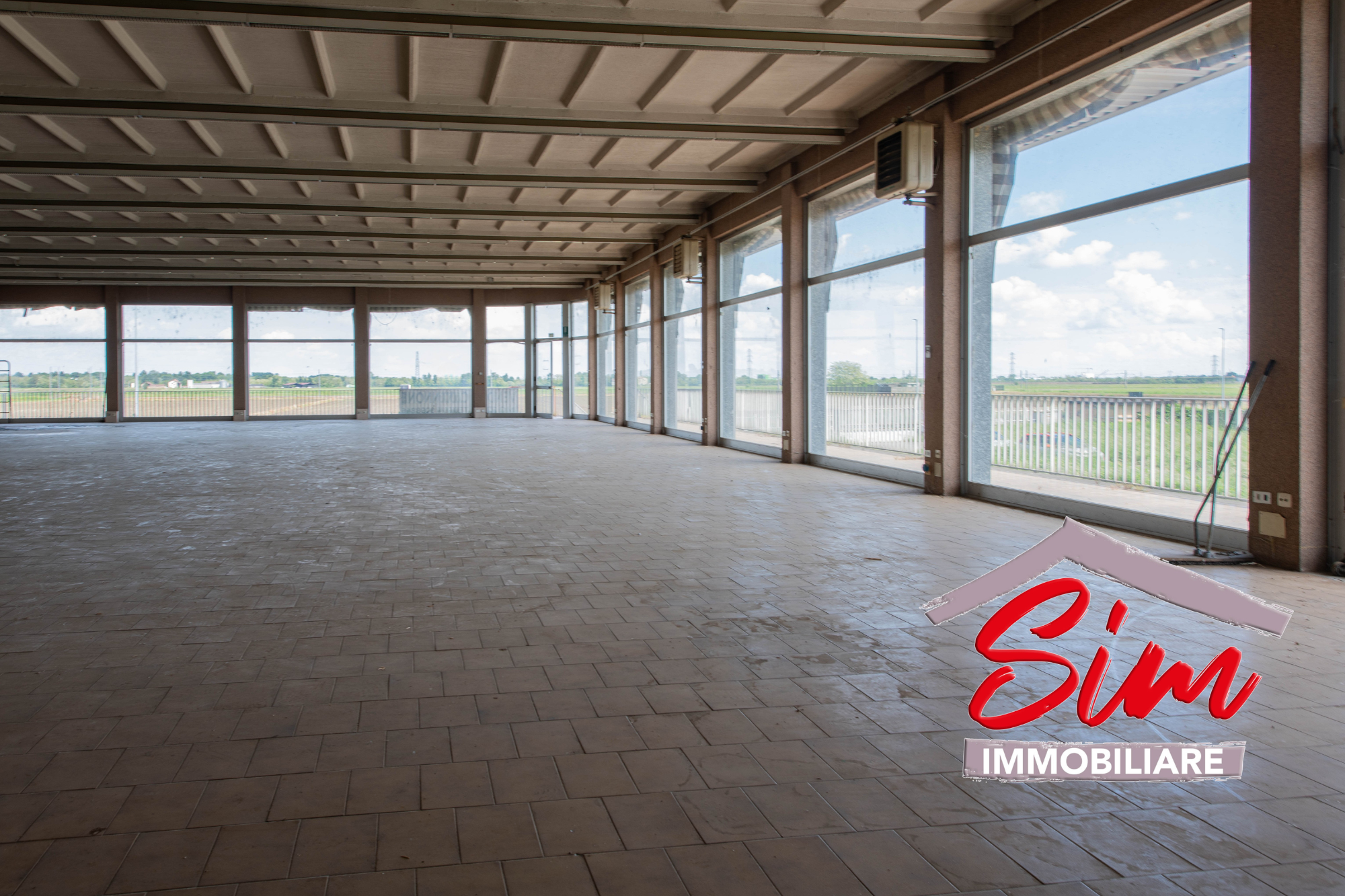 Immagine 8 di Locale commerciale in vendita  in Strada statale 229 del Lago d'Ortatrada provincial sn a Caltignaga