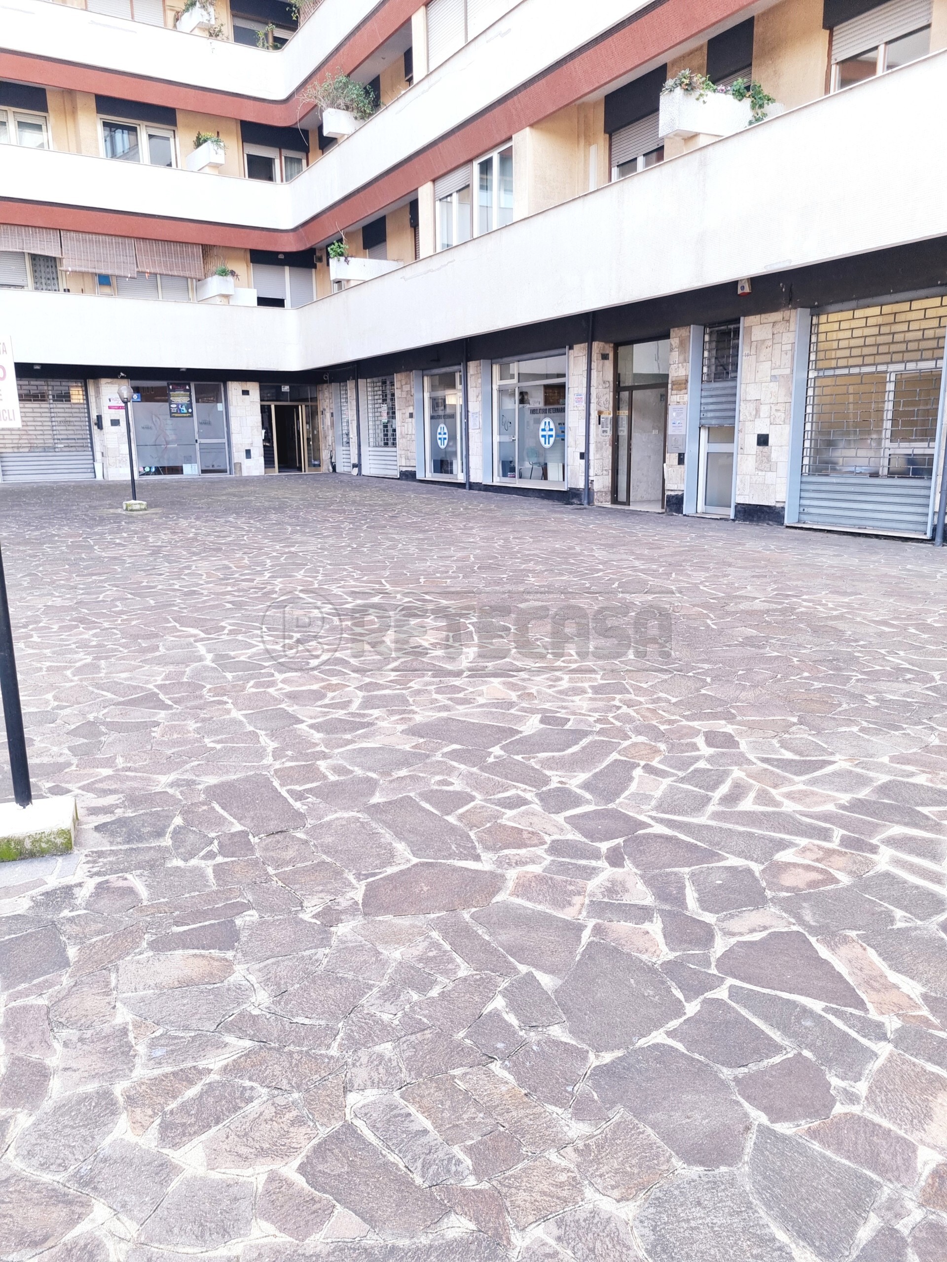 Immagine 12 di Locale commerciale in vendita  a Pescara