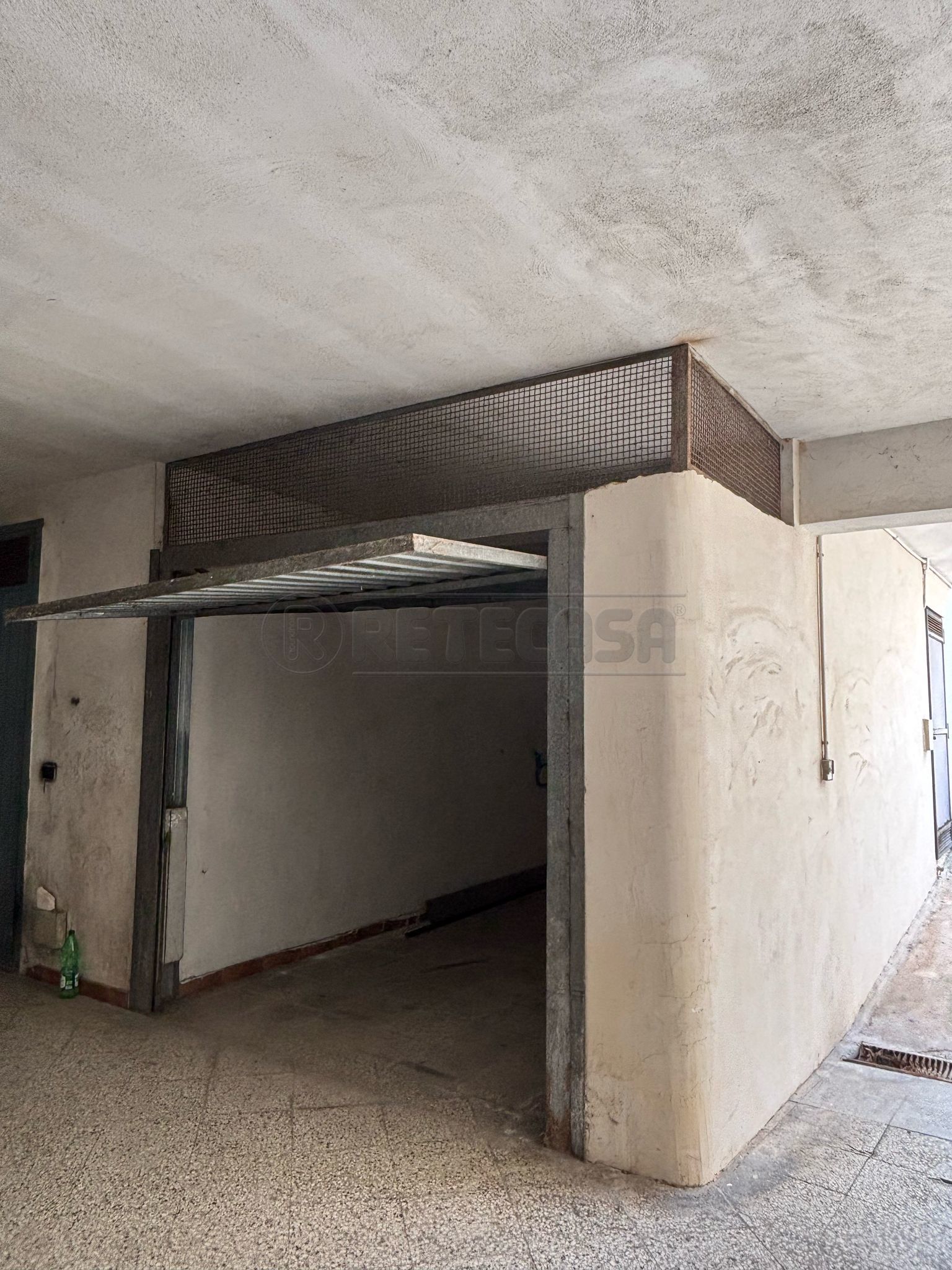 Immagine 3 di Garage in vendita  in Piazza Vittorio Bachelet 25 a Maglie
