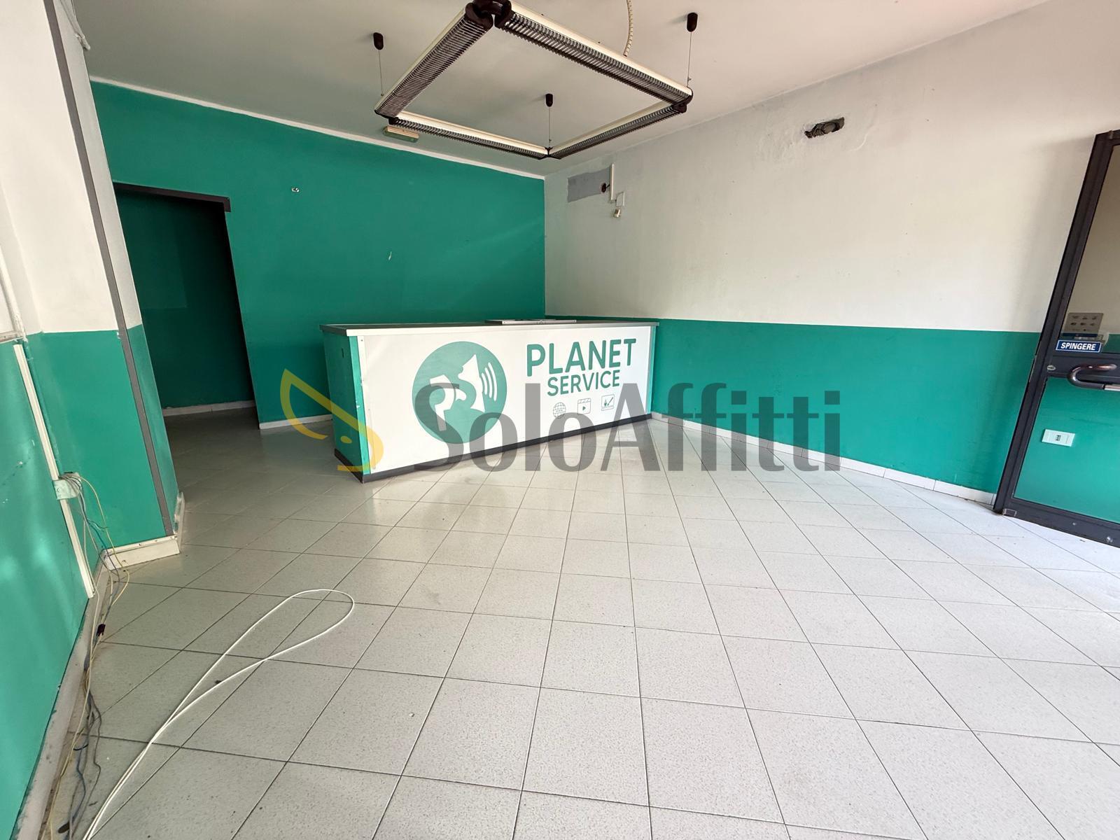 Immagine 3 di Locale commerciale in affitto  in Via John Fitzgerald Kennedy 26 a Caserta