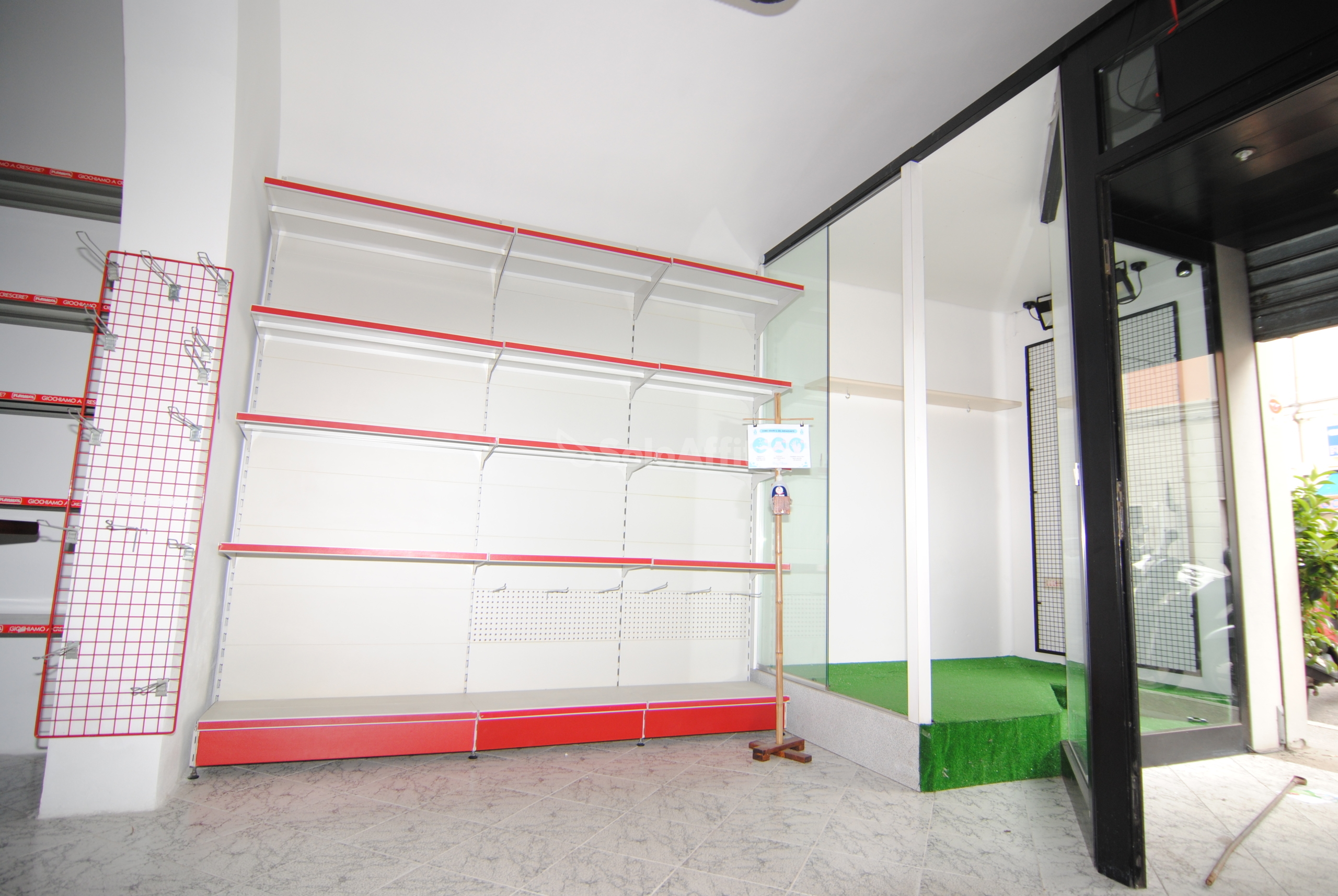 Immagine 5 di Locale commerciale in affitto  a Livorno