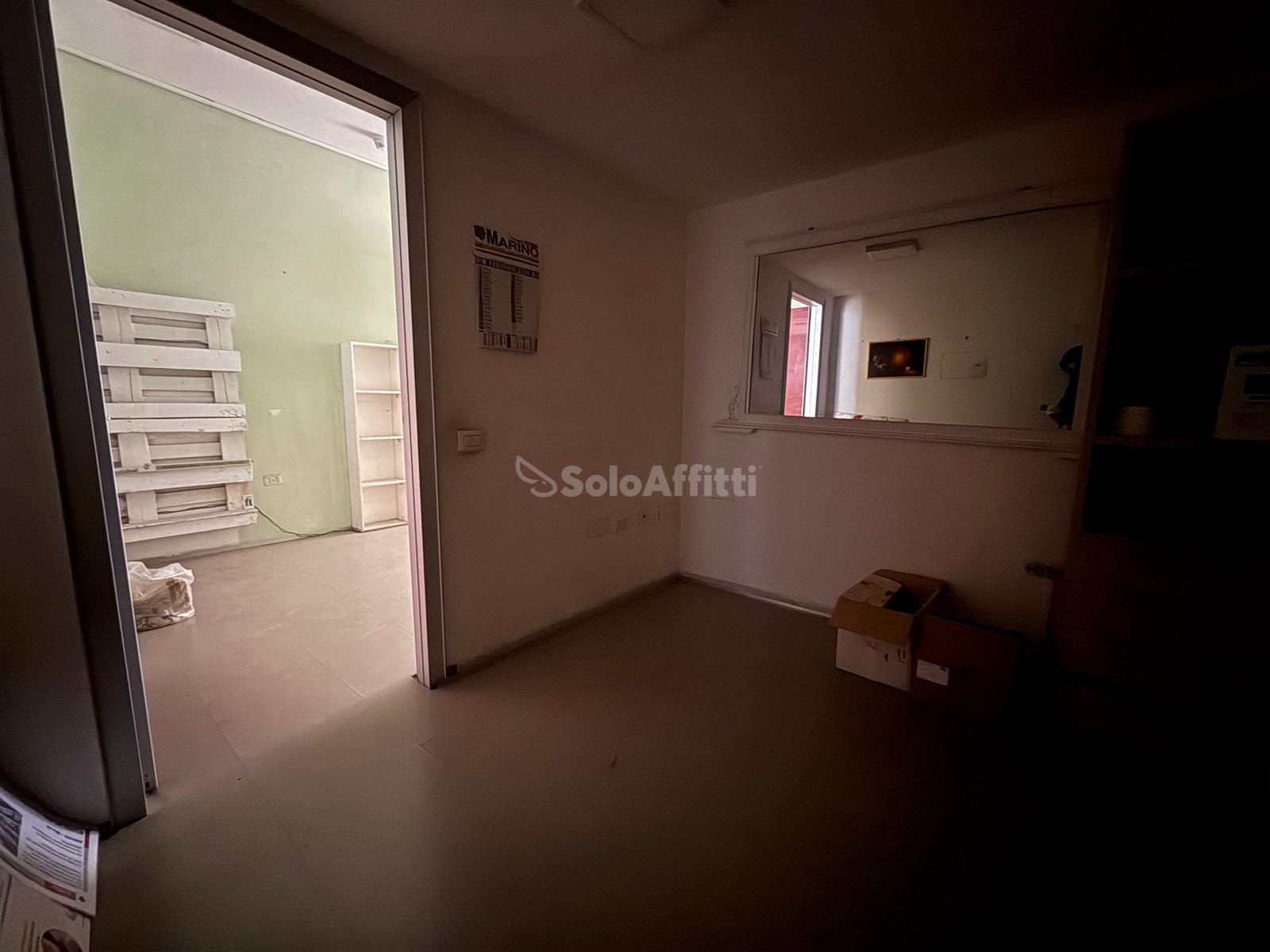 Immagine 7 di Locale commerciale in affitto  in Via Renato de Martino 4 a Caserta