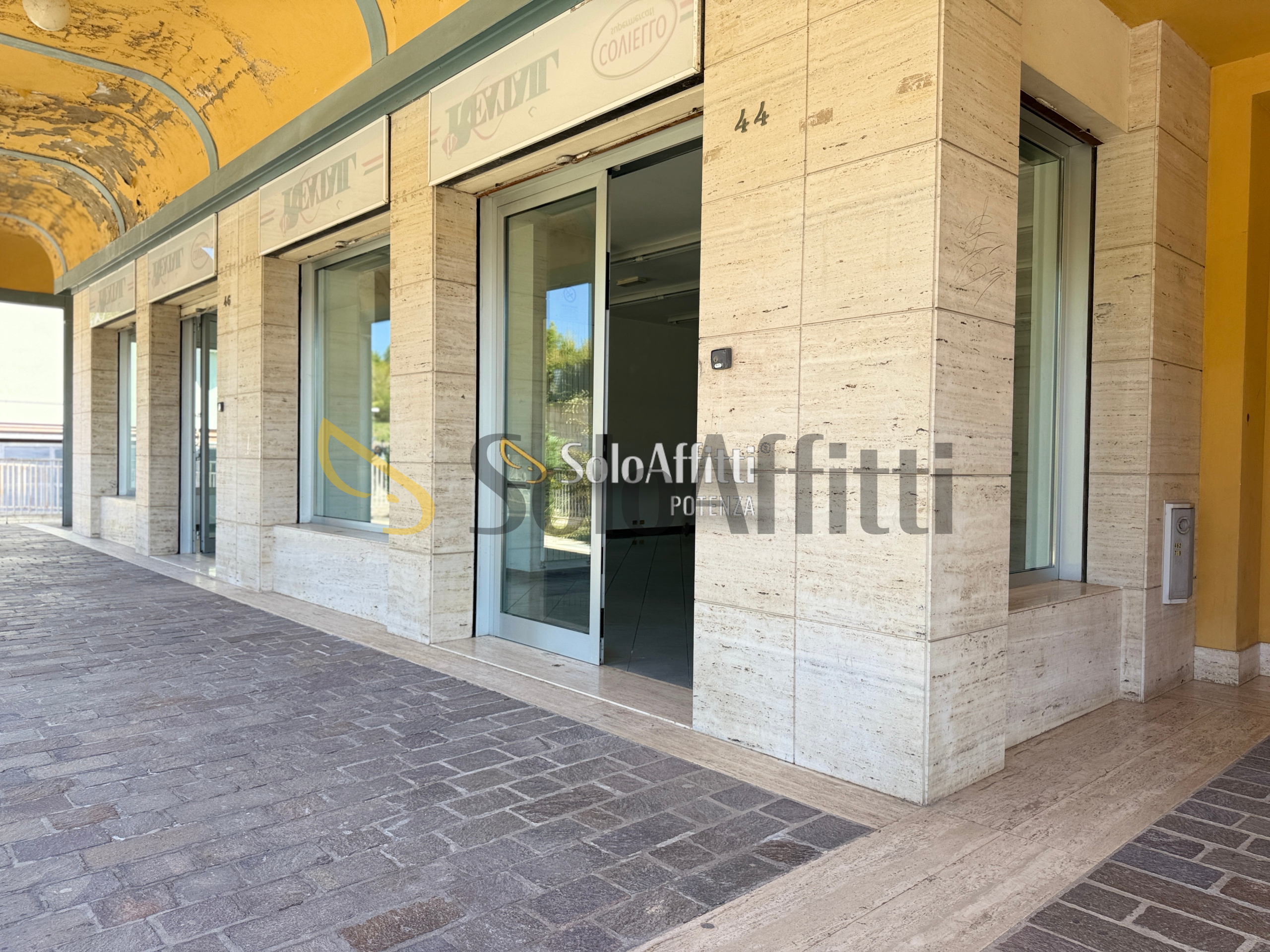 Immagine 1 di Locale commerciale in affitto  in Via Parigi 44, 46 a Potenza