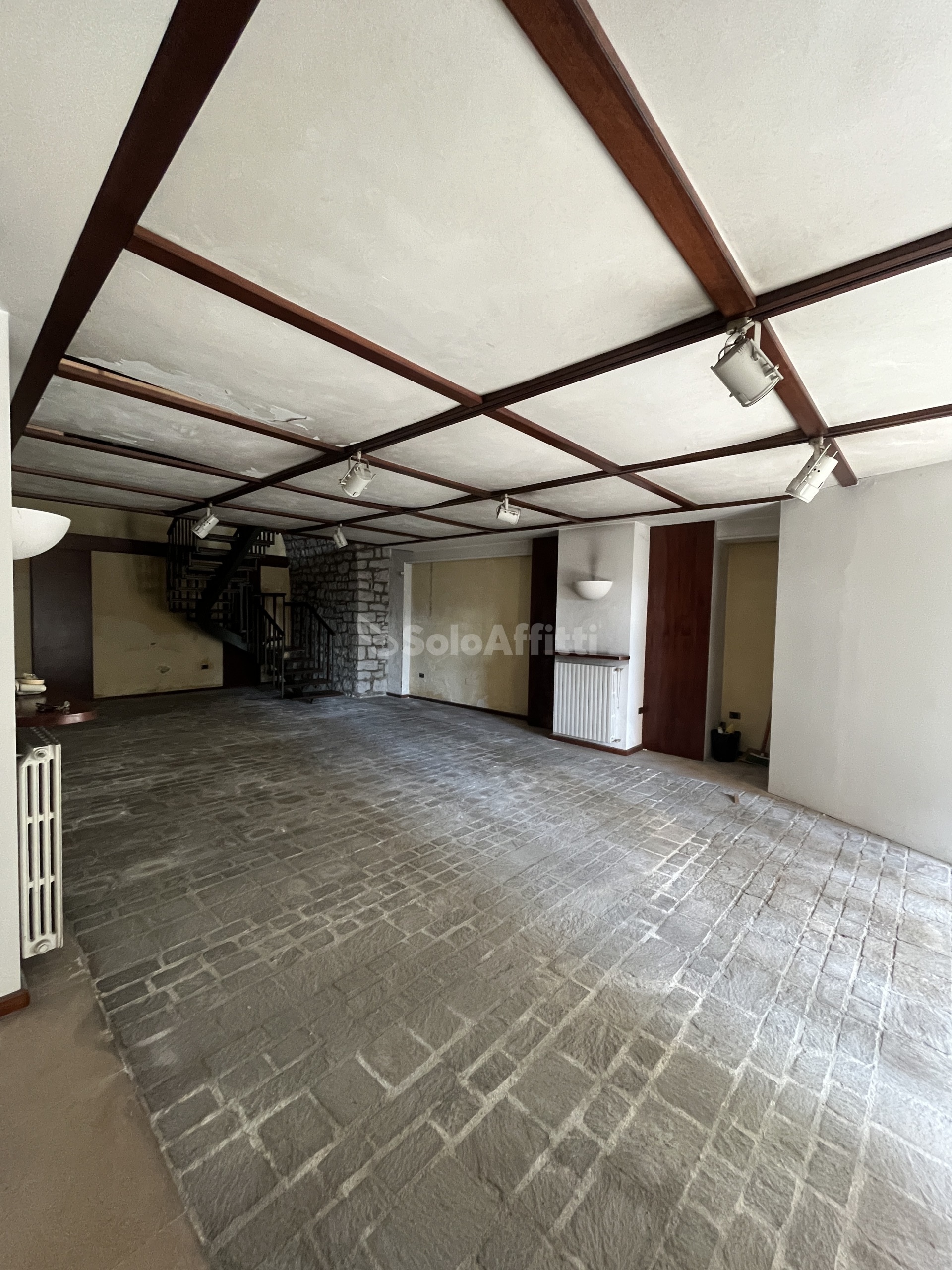 Immagine 3 di Locale commerciale in affitto  in Via Nicola Vaccaro a Potenza