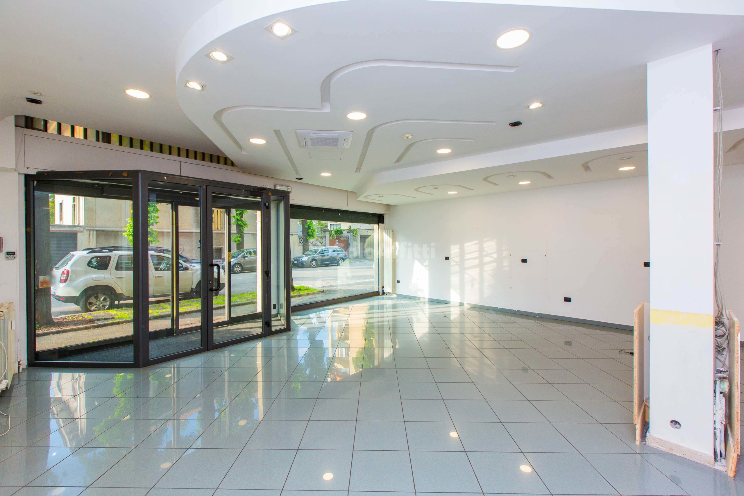 Immagine 1 di Locale commerciale in affitto  in Viale Lombardia 14 a Busto Arsizio