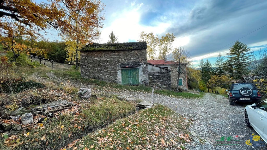 Immagine 8 di Rustico / casale in vendita  in pessola casa gasparone 81 a Varsi