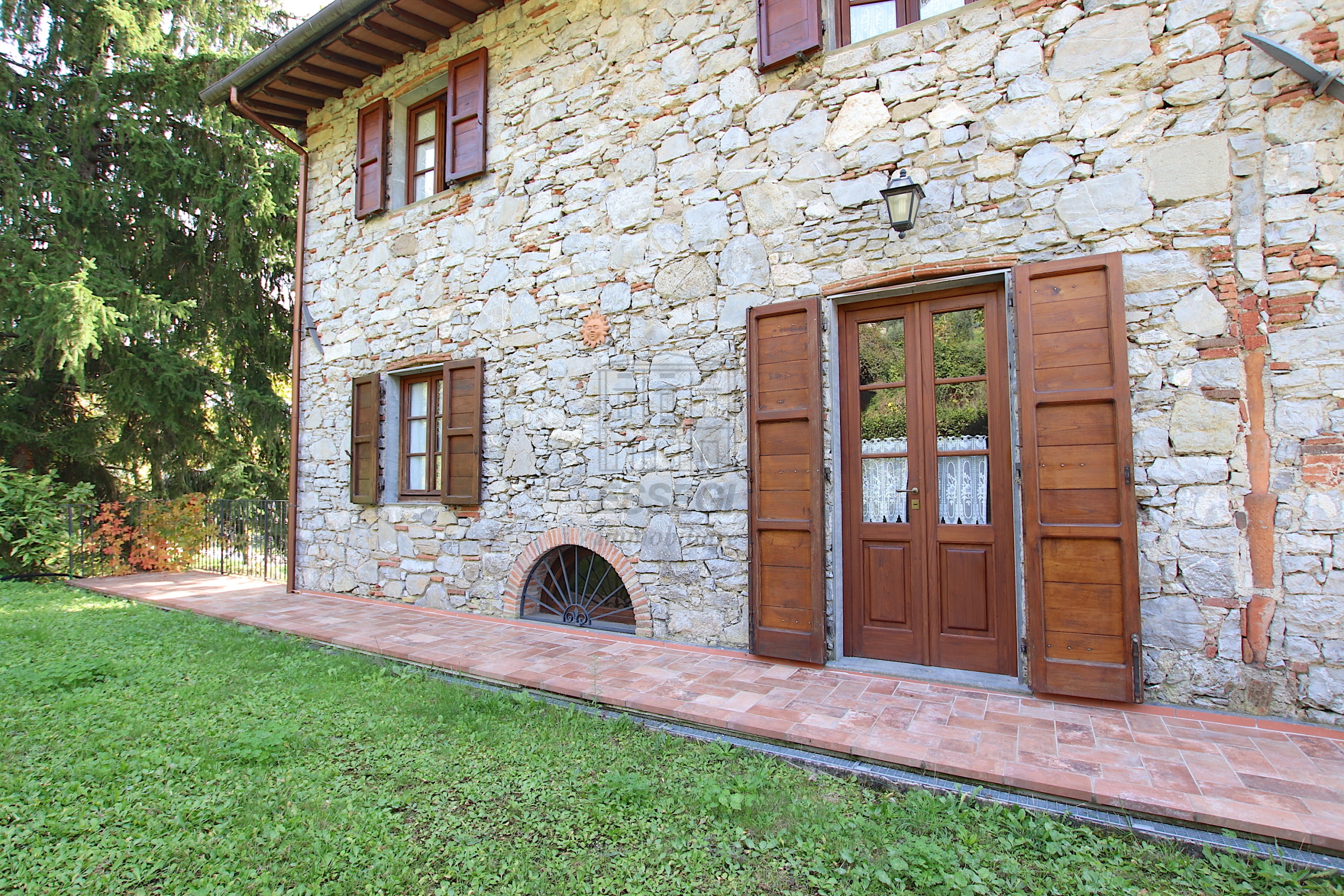 Immagine 1 di Bed & Breakfast in vendita  in Via San Gemma Galgani 4 a Pescaglia