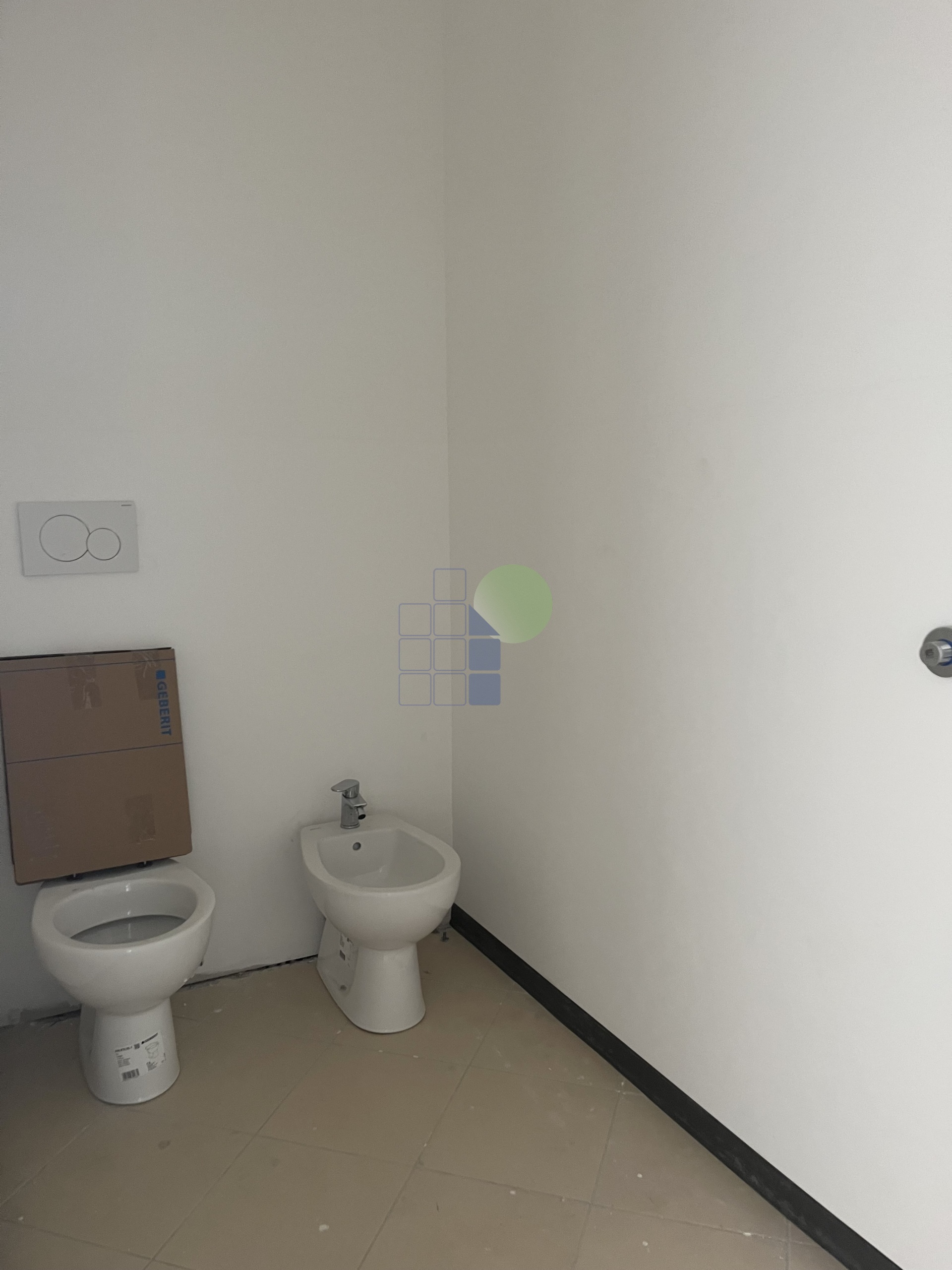 Immagine 5 di Attività artigianale in affitto  in Via Pian di Rota a Livorno