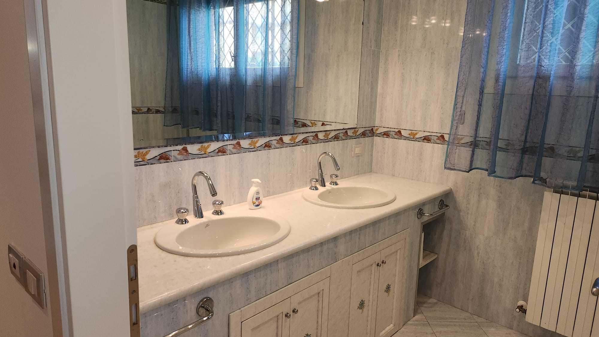 Immagine 30 di Appartamento in vendita  a Viareggio