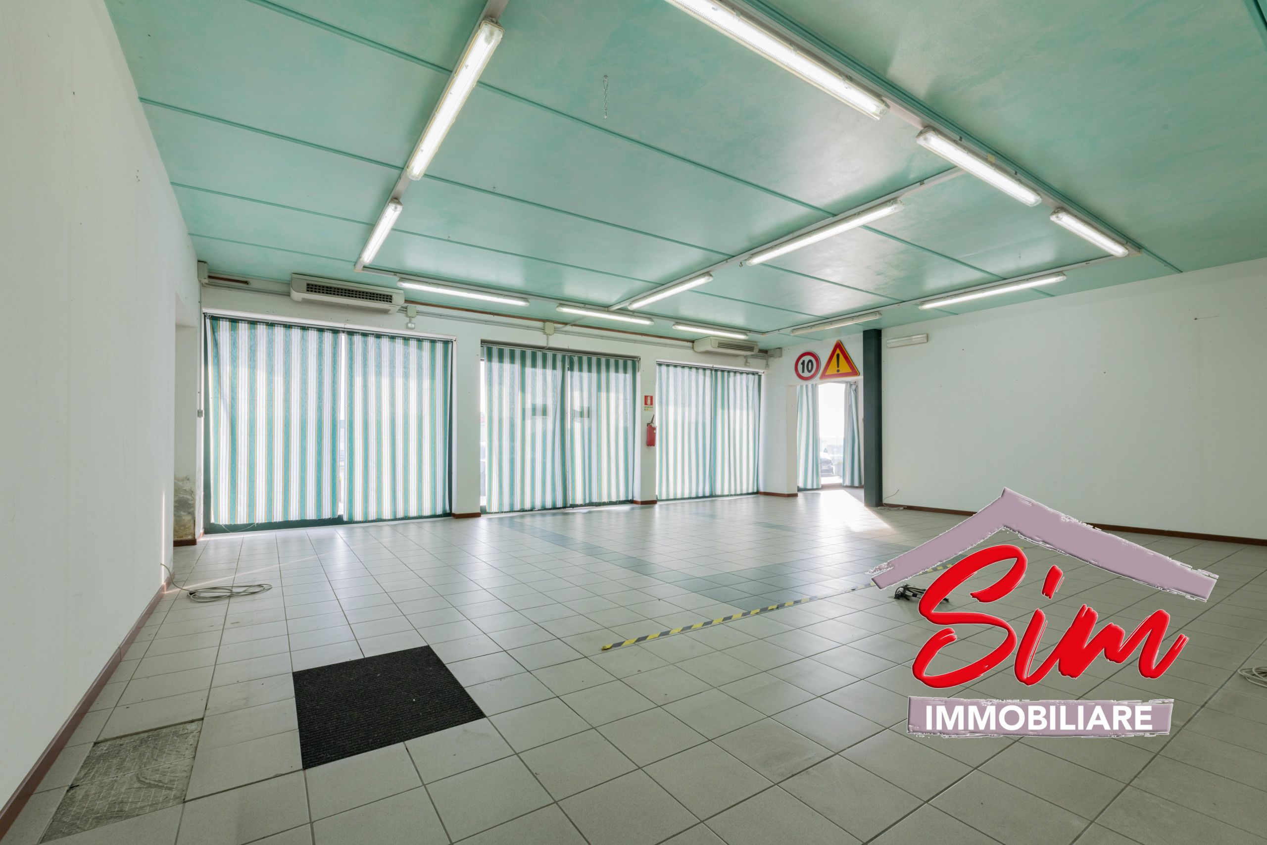 Immagine 10 di Locale commerciale in vendita  in Via Vecchia Circonvallazione sn a Oleggio