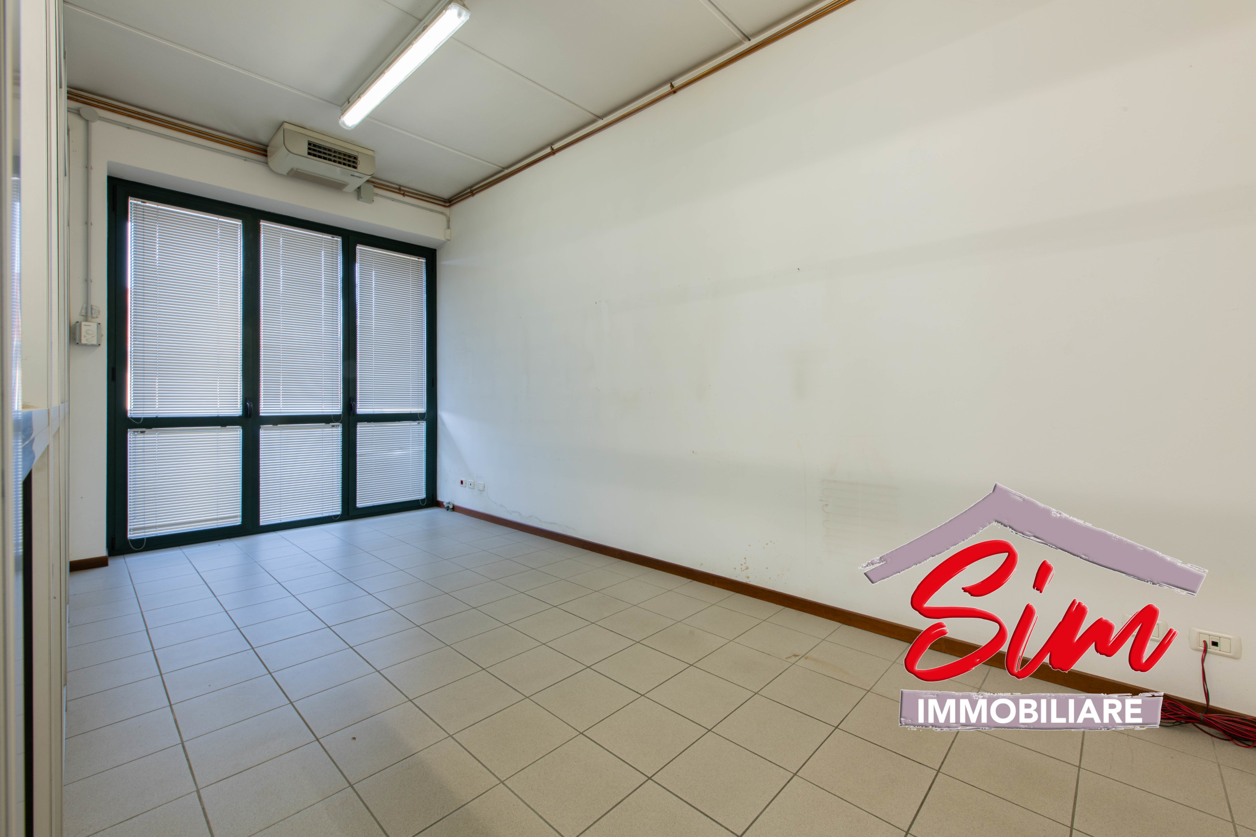 Immagine 15 di Locale commerciale in vendita  in Via Vecchia Circonvallazione sn a Oleggio