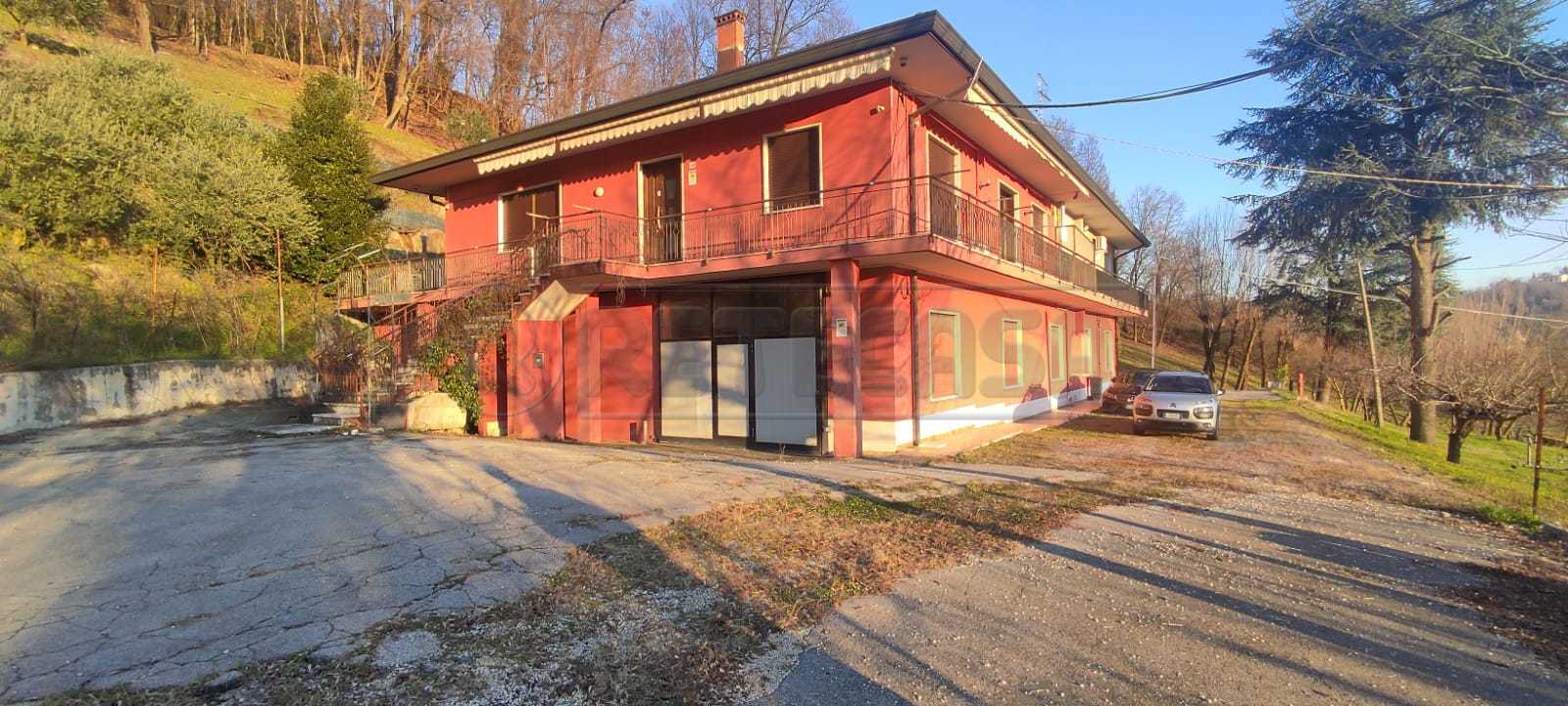 Immagine 2 di Casa indipendente in vendita  a Chiampo