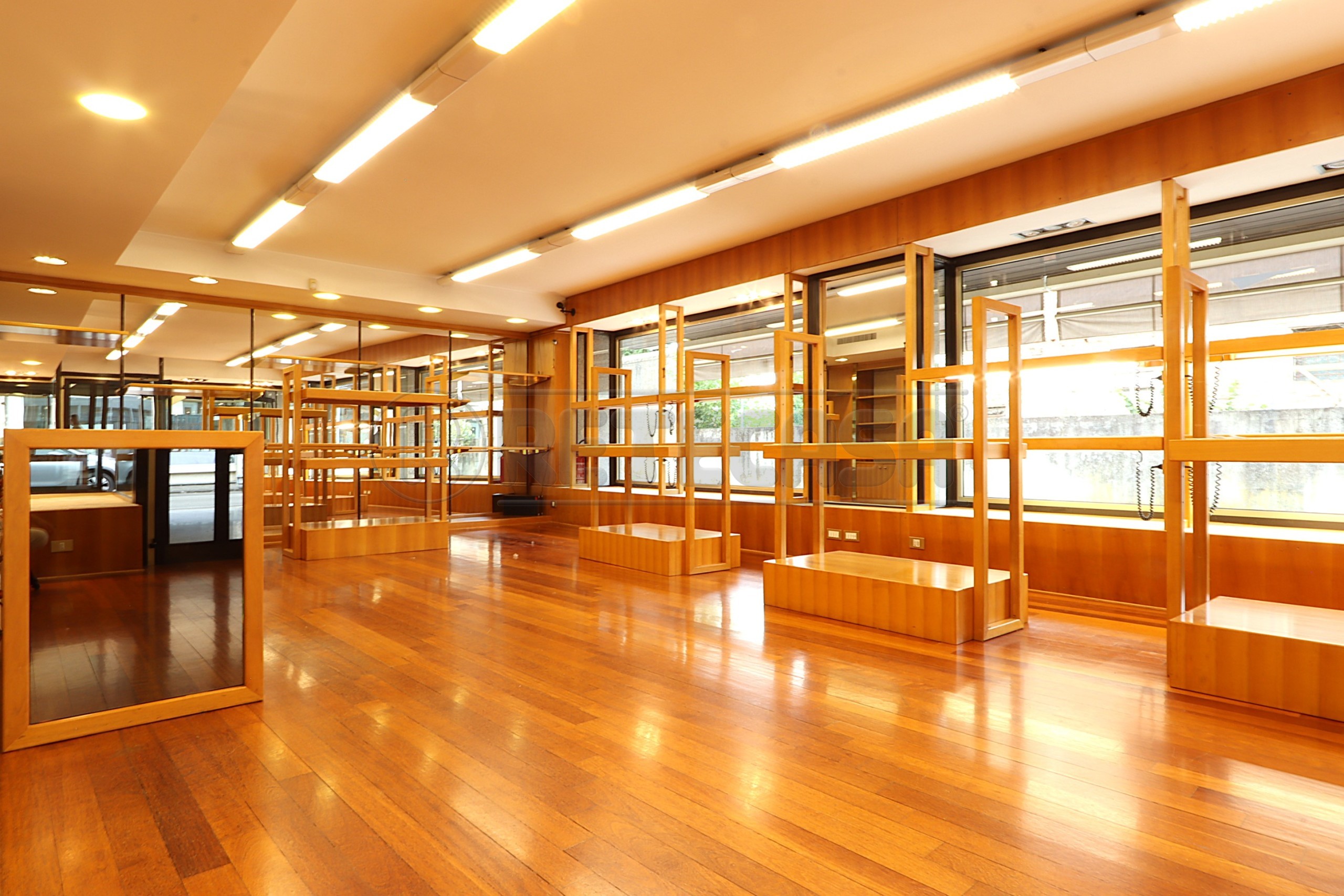 Immagine 12 di Locale commerciale in affitto  a Camisano Vicentino