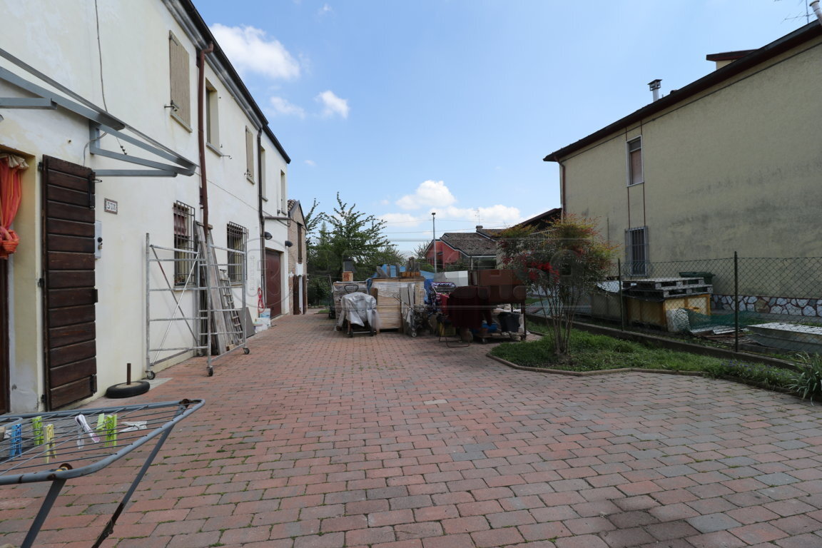 Immagine 2 di Villetta a schiera in vendita  a Bondeno