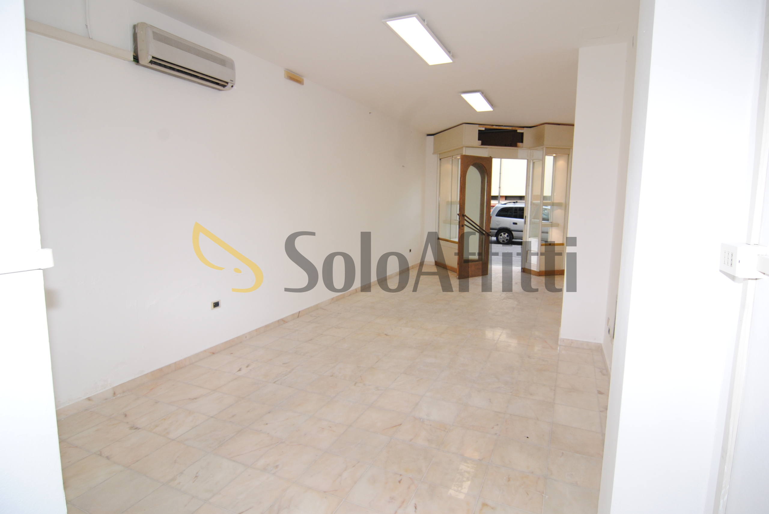 Immagine 5 di Locale commerciale in affitto  a Livorno