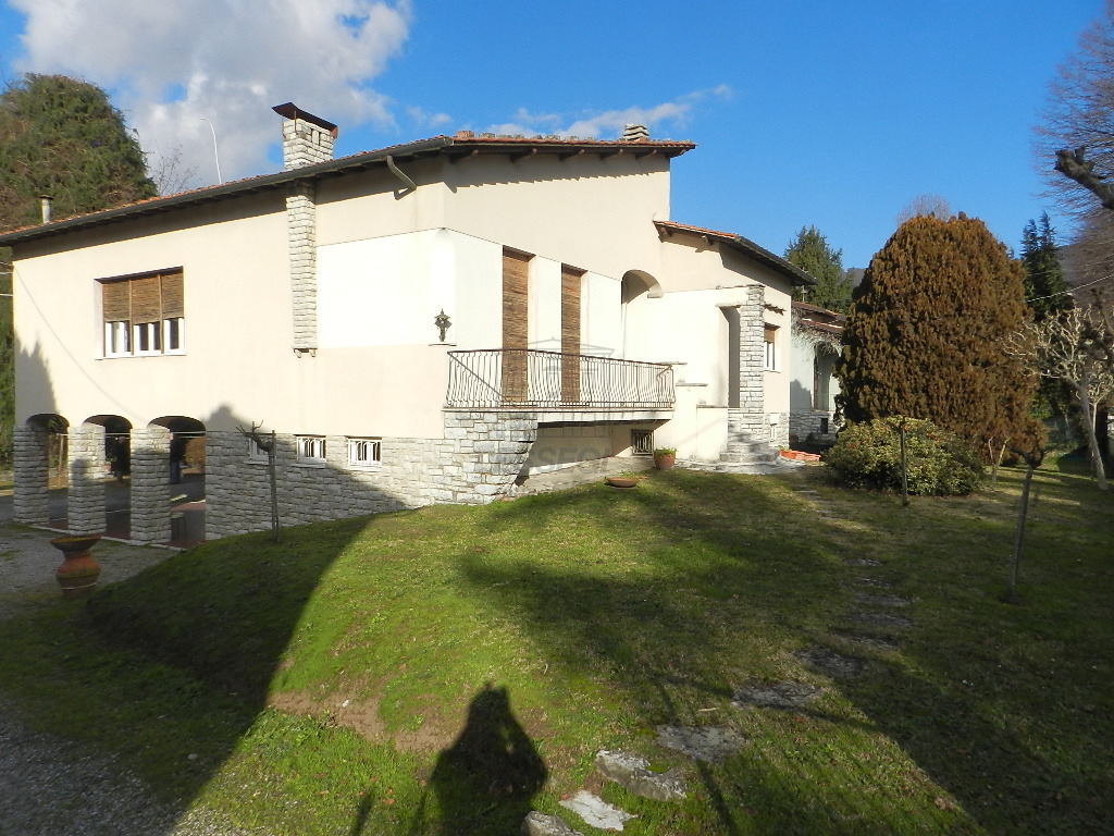 Immagine 15 di Villa in vendita  a Lucca