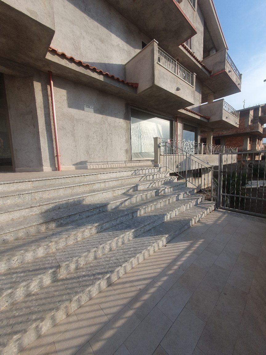 Immagine 6 di Locale commerciale in affitto  in Via Nicola Trussardi a Motta San Giovanni