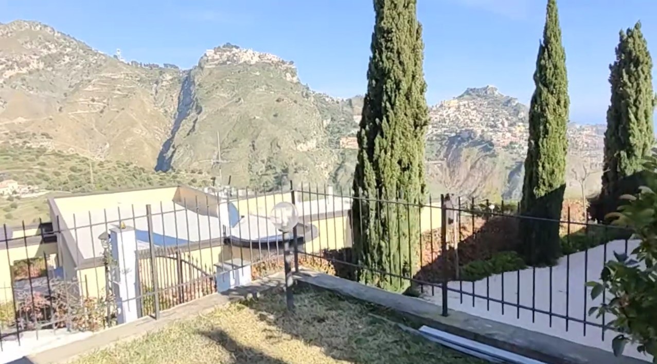 Immagine 42 di Villa in vendita  in c.da mastrissa snc a Taormina