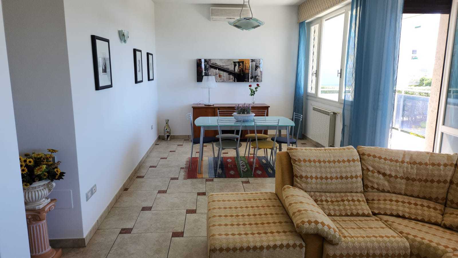 Immagine 24 di Appartamento in vendita  a Viareggio