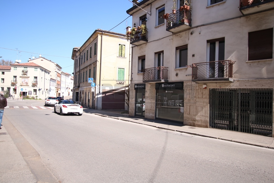 Immagine 16 di Locale commerciale in vendita  in Contrà s. Francesco a Vicenza