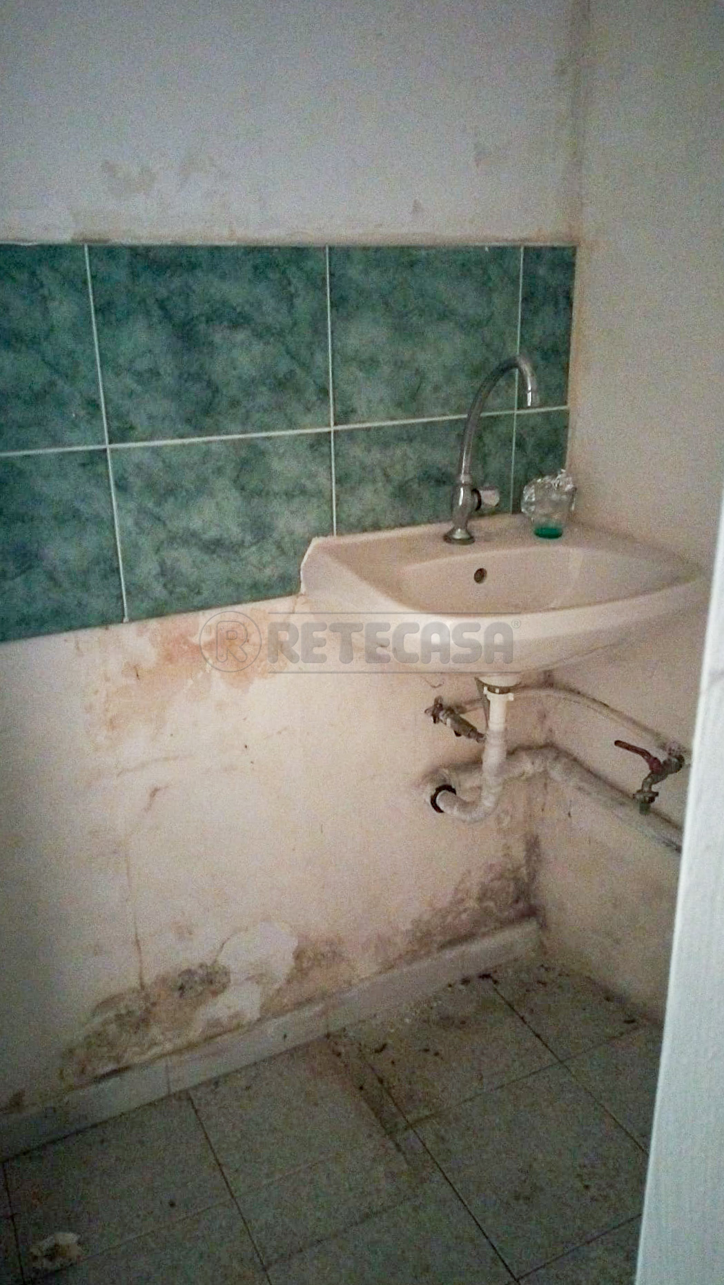 Immagine 10 di Locale commerciale in vendita  in Via Ernesto Cianciolo 74 a Messina