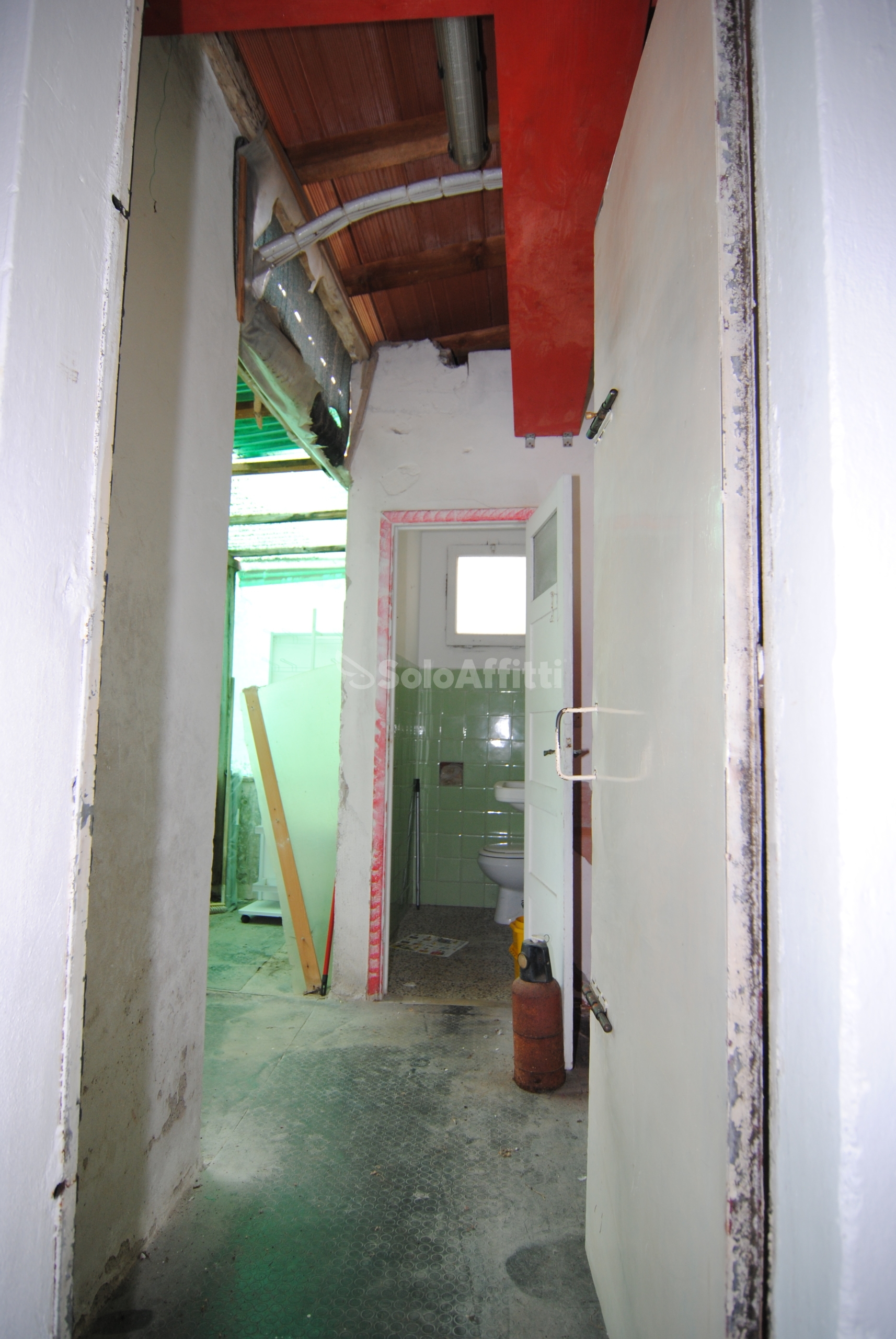 Immagine 8 di Locale commerciale in affitto  a Livorno