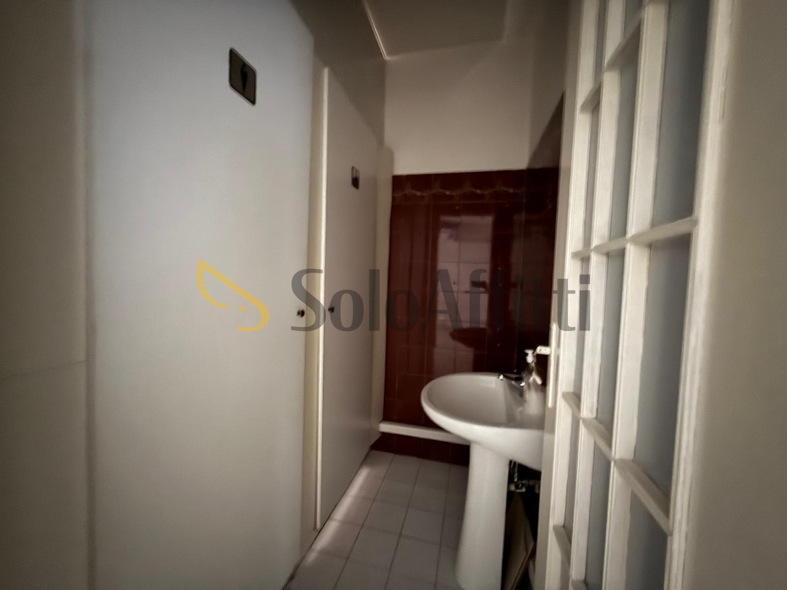 Immagine 22 di Locale commerciale in affitto  in Via John Fitzgerald Kennedy 26 a Caserta