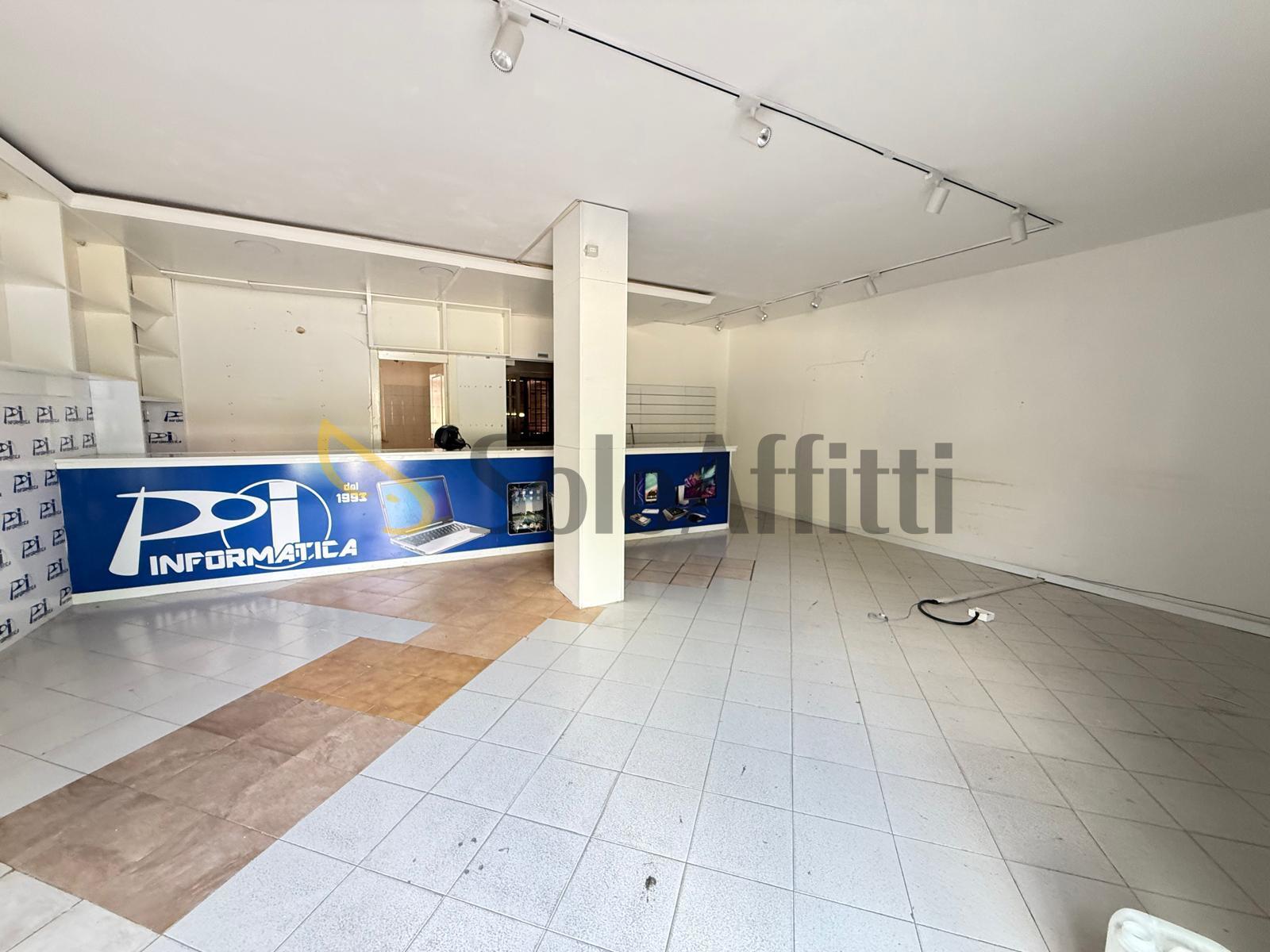 Immagine 11 di Locale commerciale in affitto  in Via John Fitzgerald Kennedy 26 a Caserta