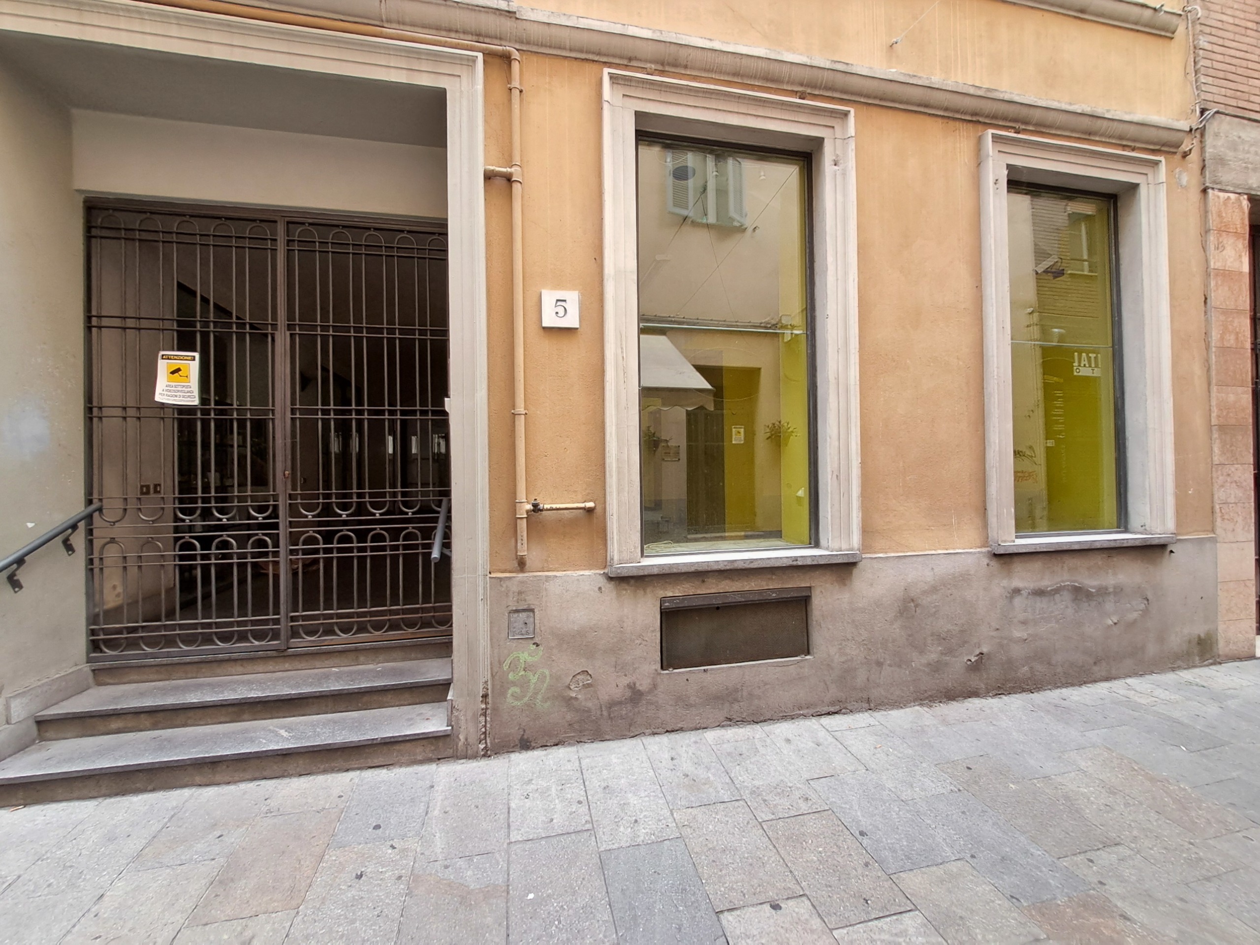 Immagine 19 di Locale commerciale in vendita  in Via Carlo Goldoni 5 a Parma