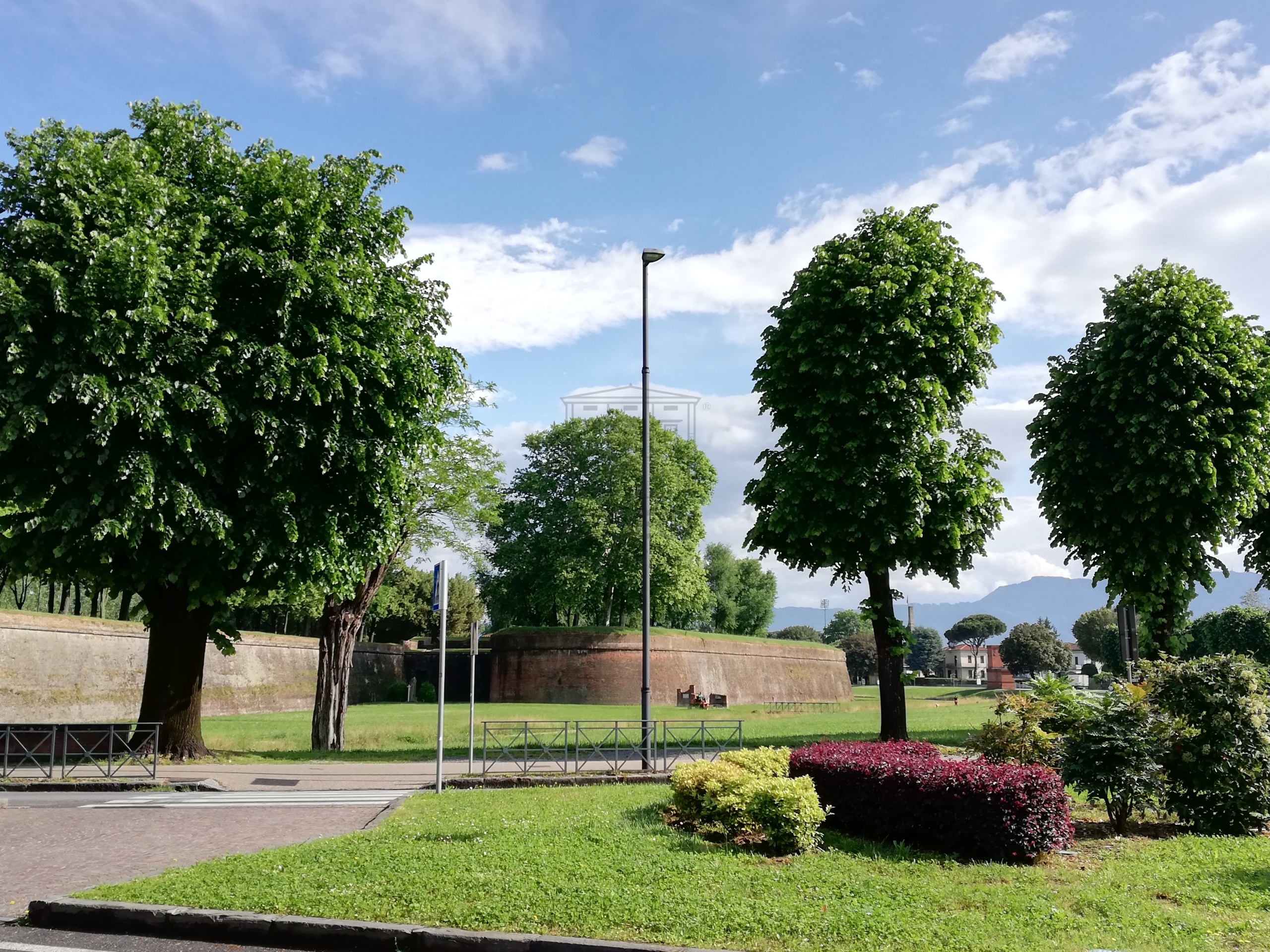 Immagine 1 di Appartamento in vendita  in Piazza San Michele 46 a Lucca