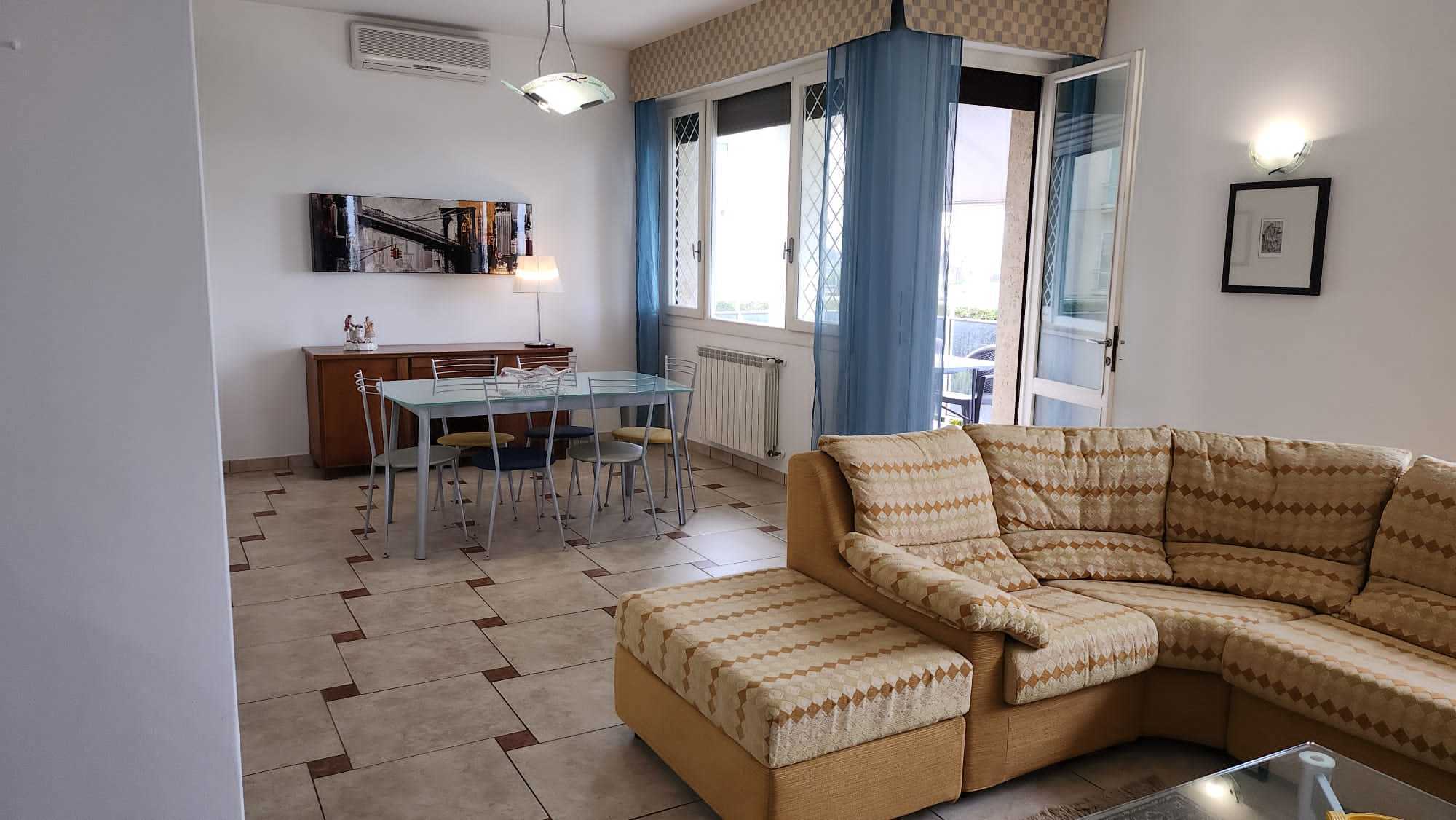 Immagine 2 di Appartamento in vendita  a Viareggio