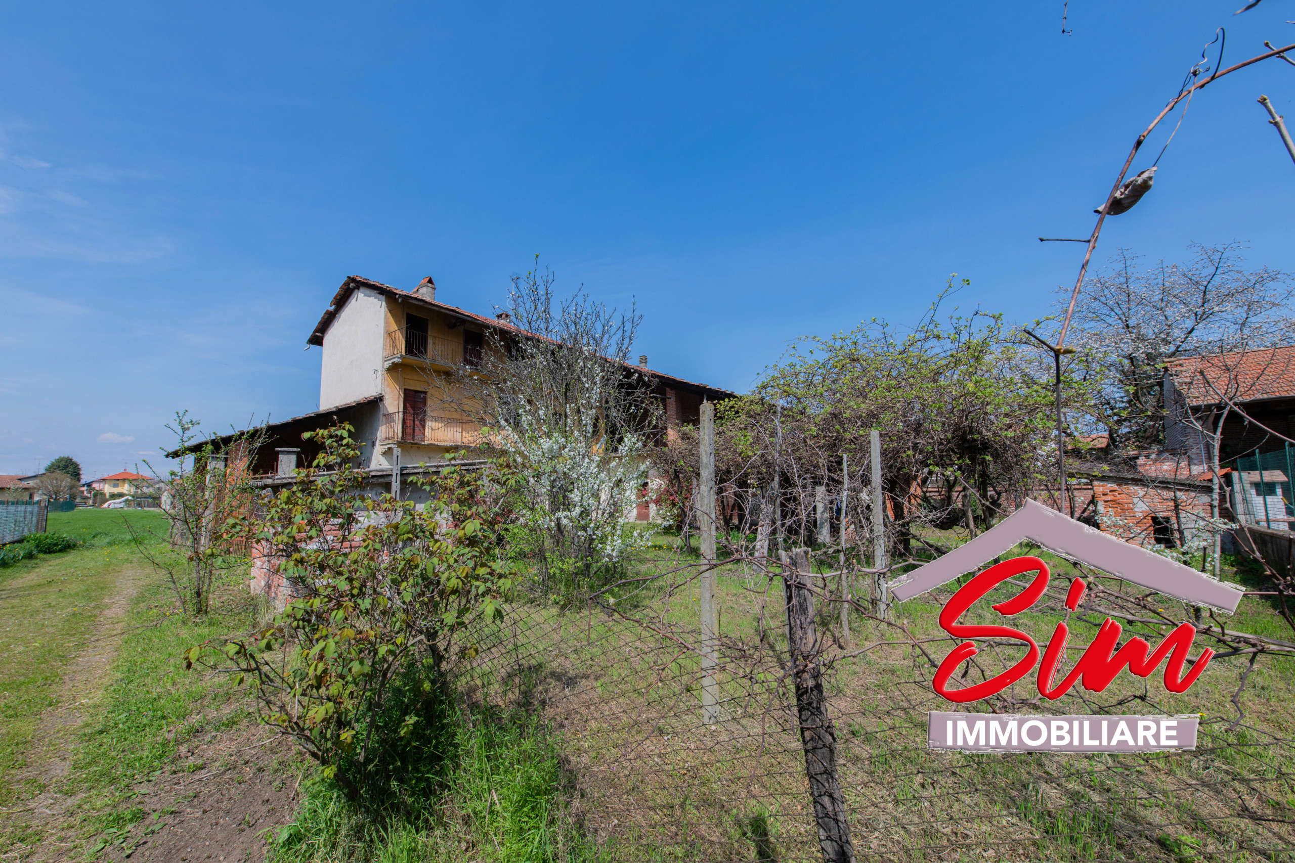 Immagine 1 di Rustico / casale in vendita  in Via Roma sn a Fara Novarese