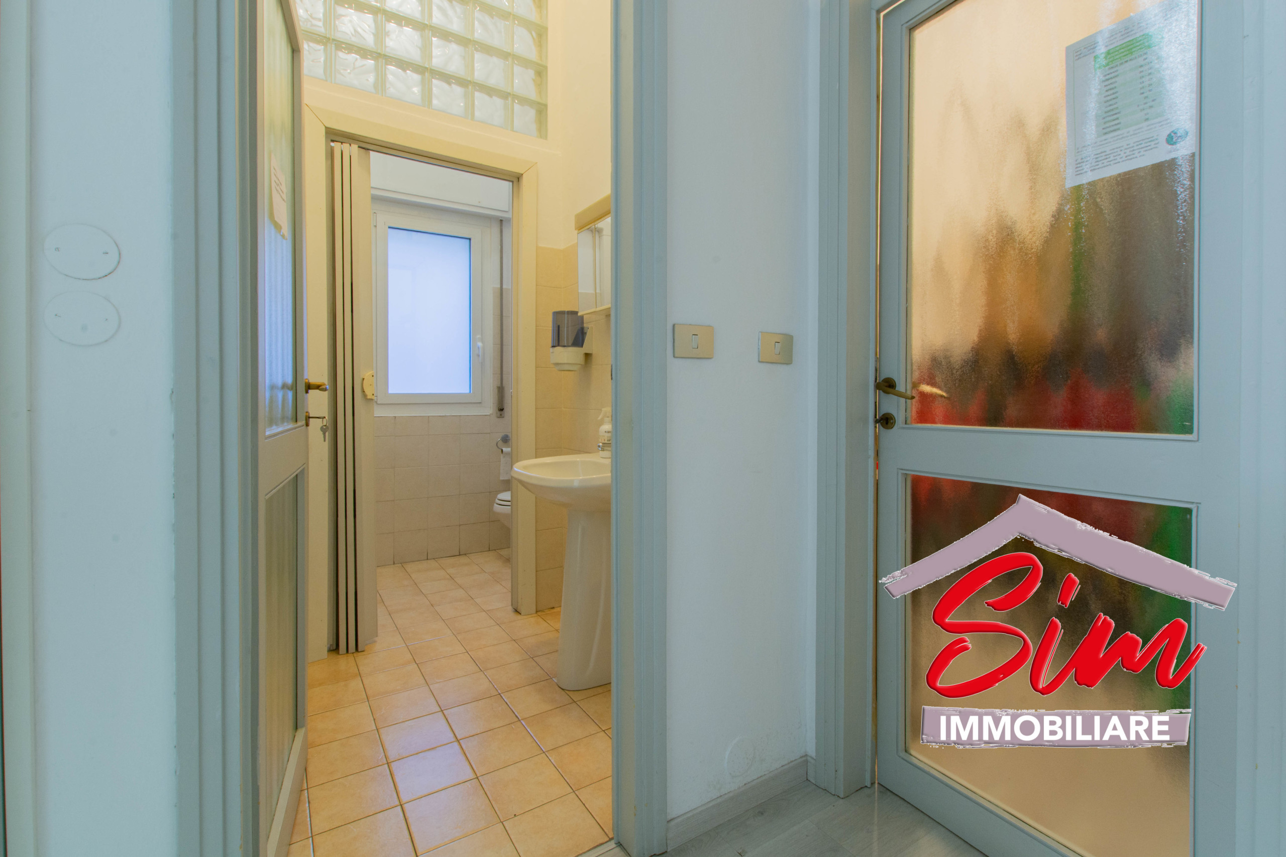 Immagine 5 di Locale commerciale in vendita  in Via Perazzi sn a Novara