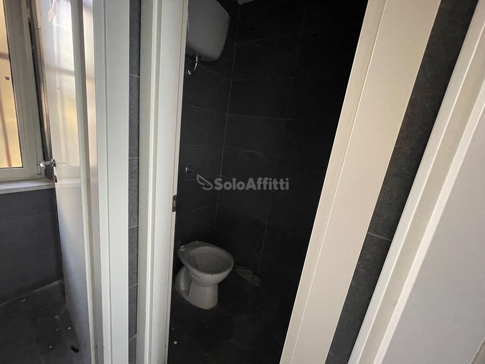 Immagine 13 di Locale commerciale in affitto  in Via Fulvio Renella a Caserta