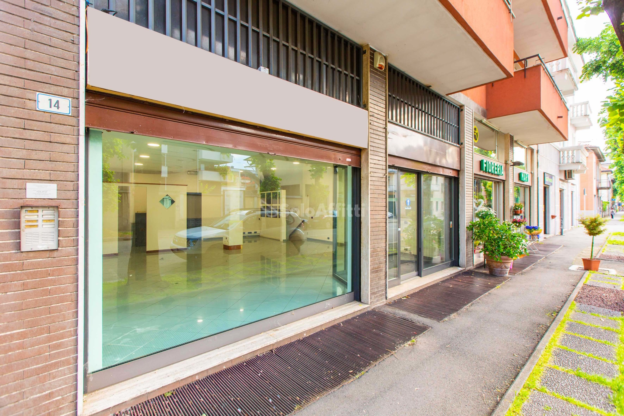 Immagine 29 di Locale commerciale in affitto  in Viale Lombardia 14 a Busto Arsizio