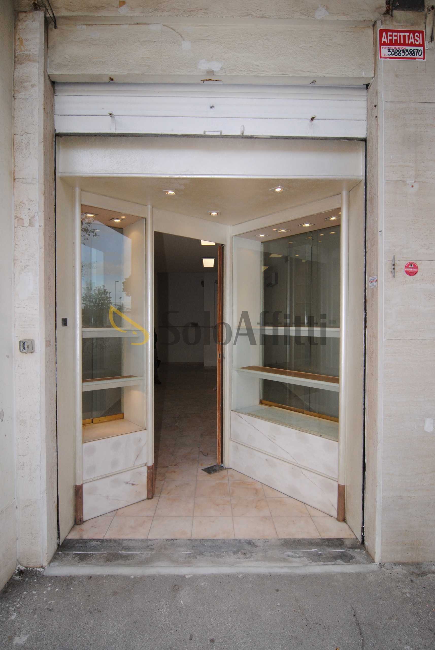 Immagine 8 di Locale commerciale in affitto  a Livorno