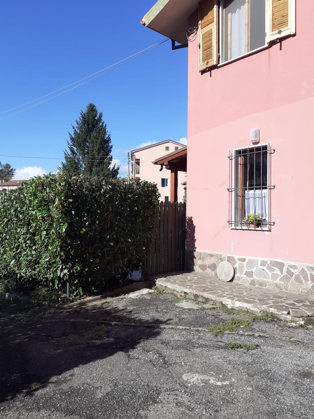 Immagine 13 di Porzione di casa in affitto  a Ameglia