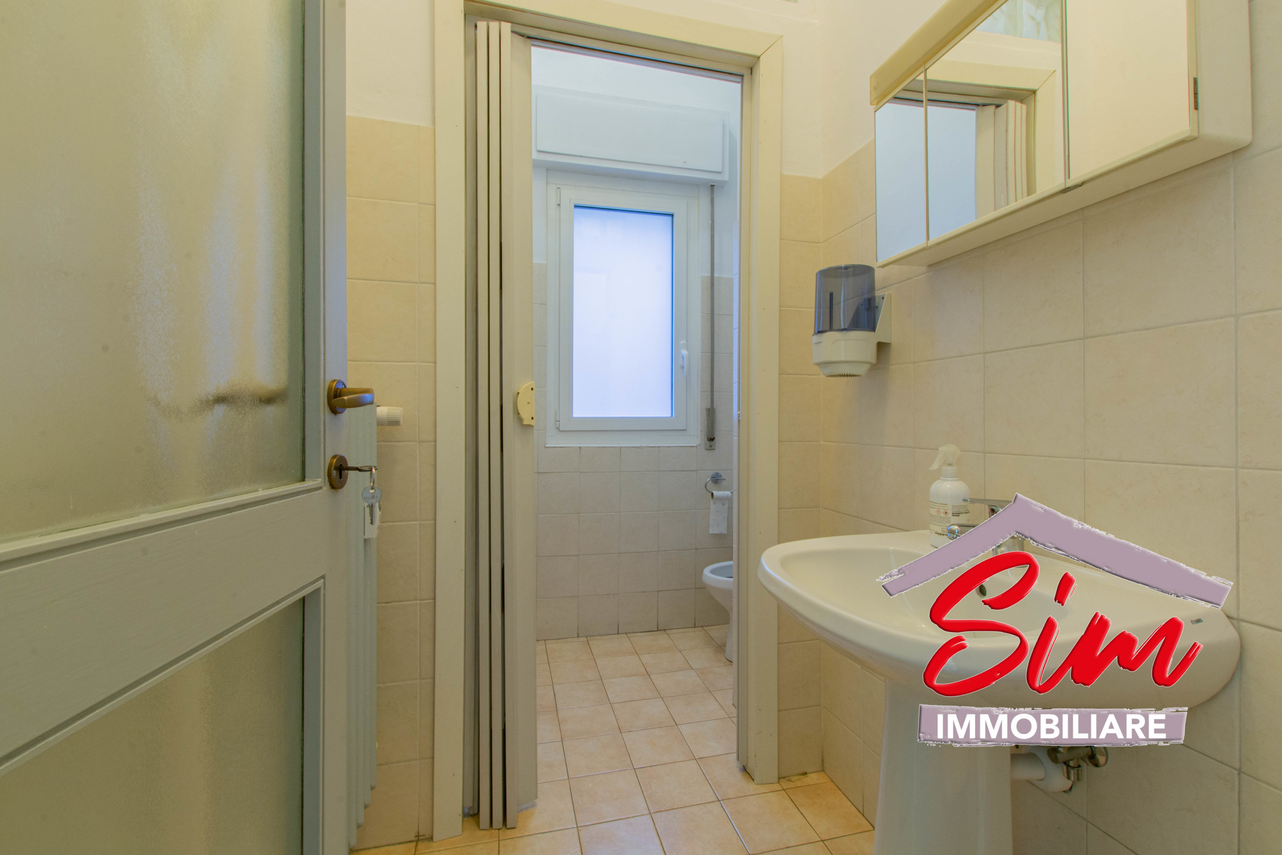 Immagine 4 di Locale commerciale in vendita  in Via Perazzi sn a Novara