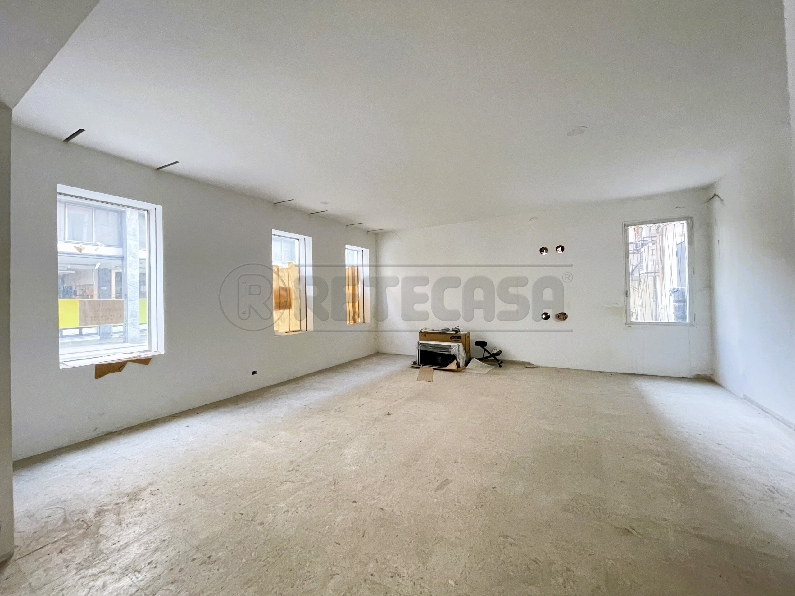 Immagine 12 di Locale commerciale in vendita  in Riviera dei Ponti Romani 13 a Padova