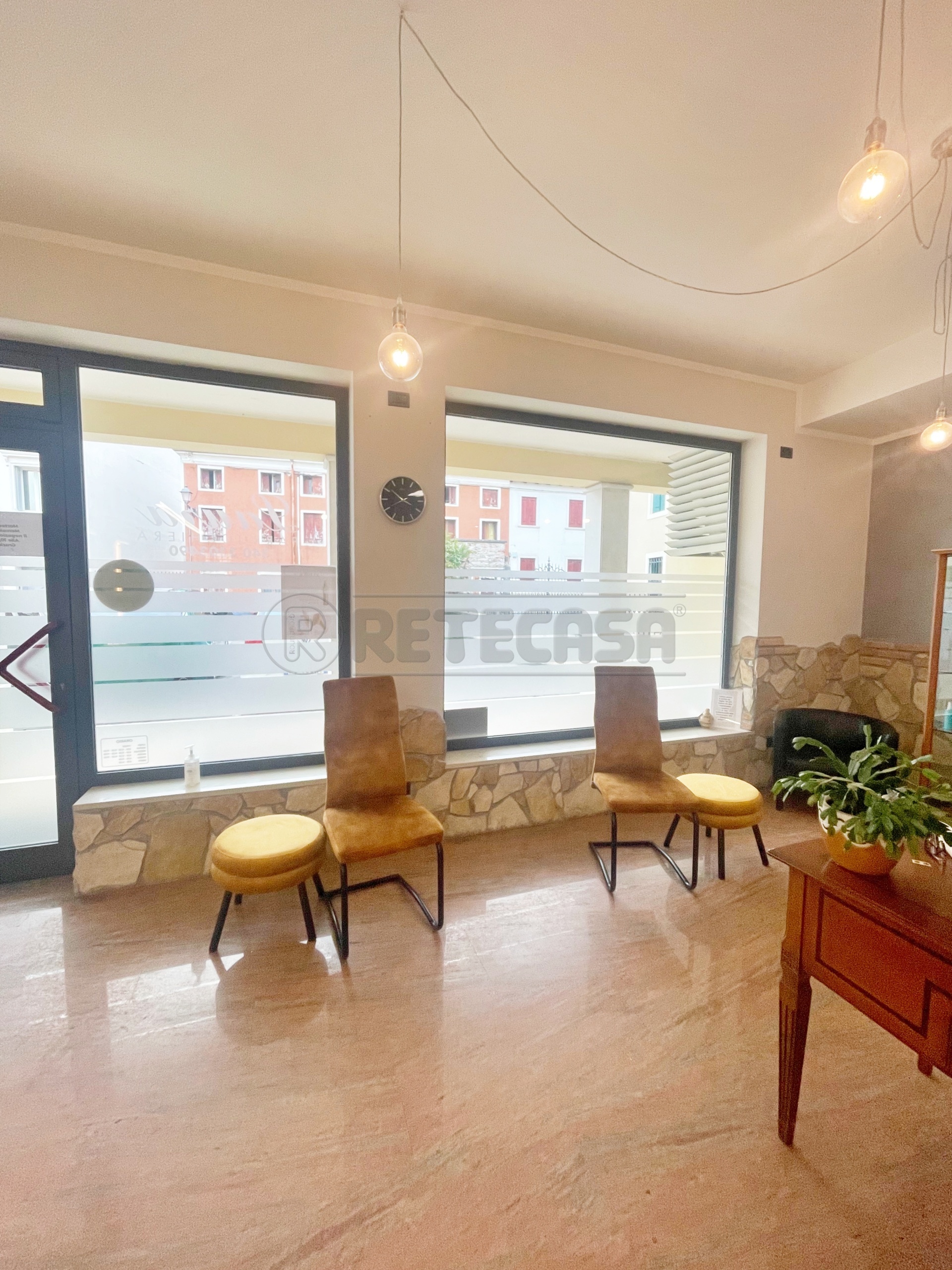 Immagine 2 di Locale commerciale in vendita  a Arzignano