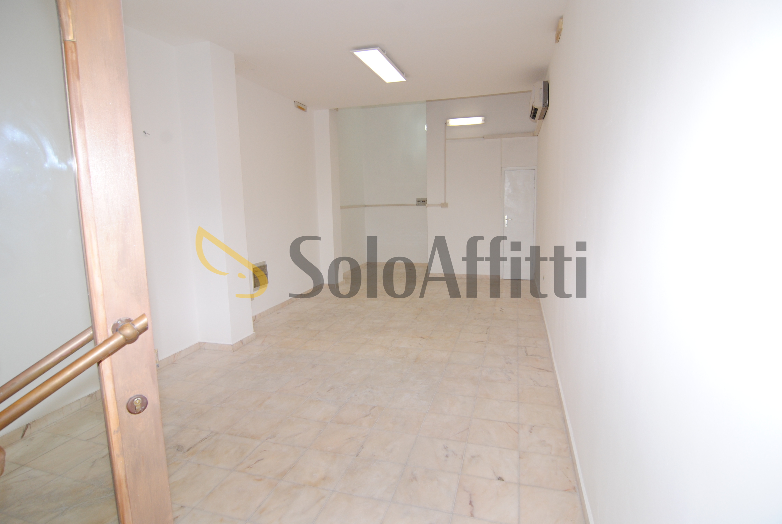 Immagine 3 di Locale commerciale in affitto  a Livorno