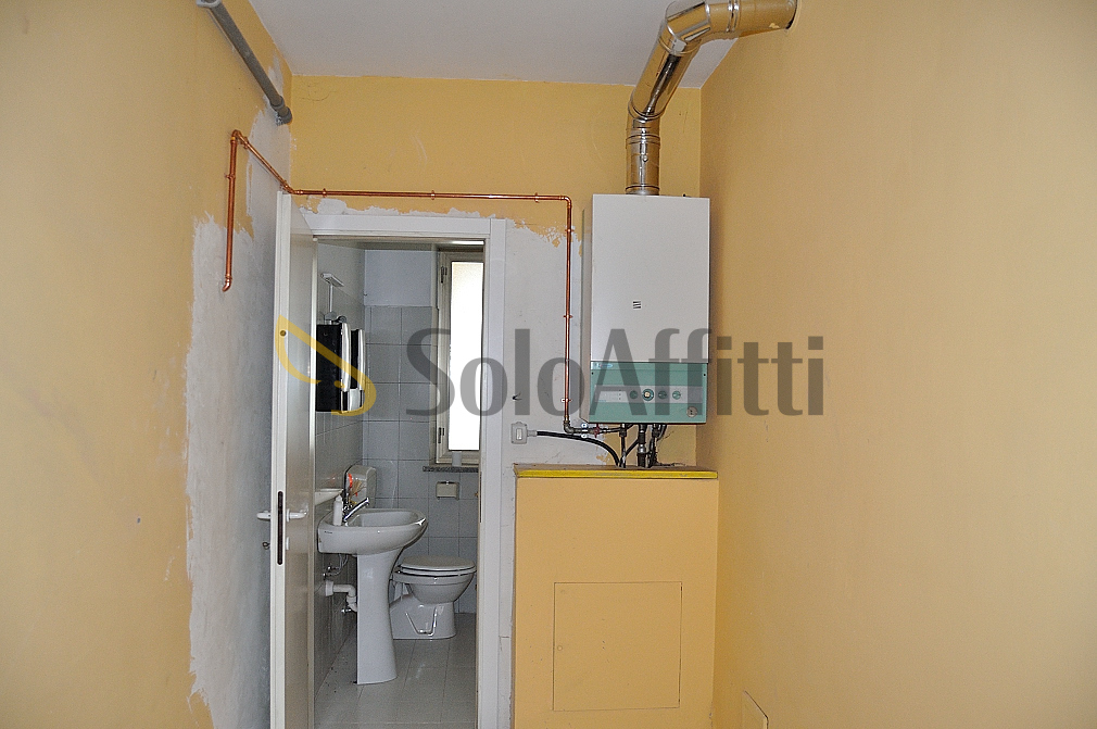 Immagine 5 di Locale commerciale in affitto  in Via Fratelli Rosselli 7 a Settimo Torinese