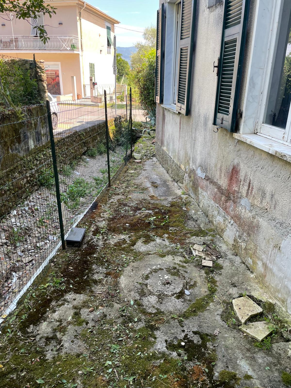 Immagine 11 di Porzione di casa in vendita  a Ameglia