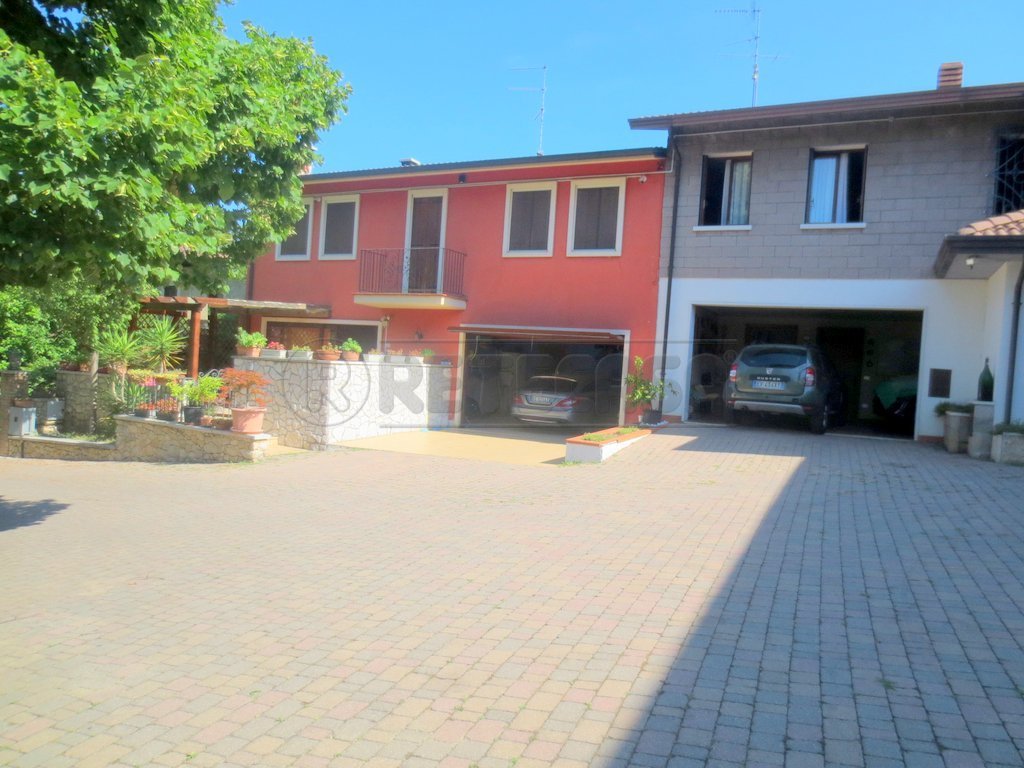 Immagine 5 di Casa bifamiliare in vendita  a Montecchio Maggiore