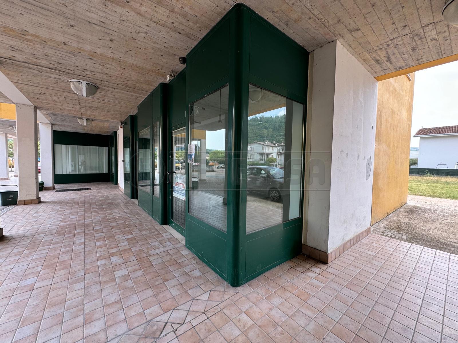 Immagine 2 di Locale commerciale in vendita  in Via Monte Lungo a Arcugnano